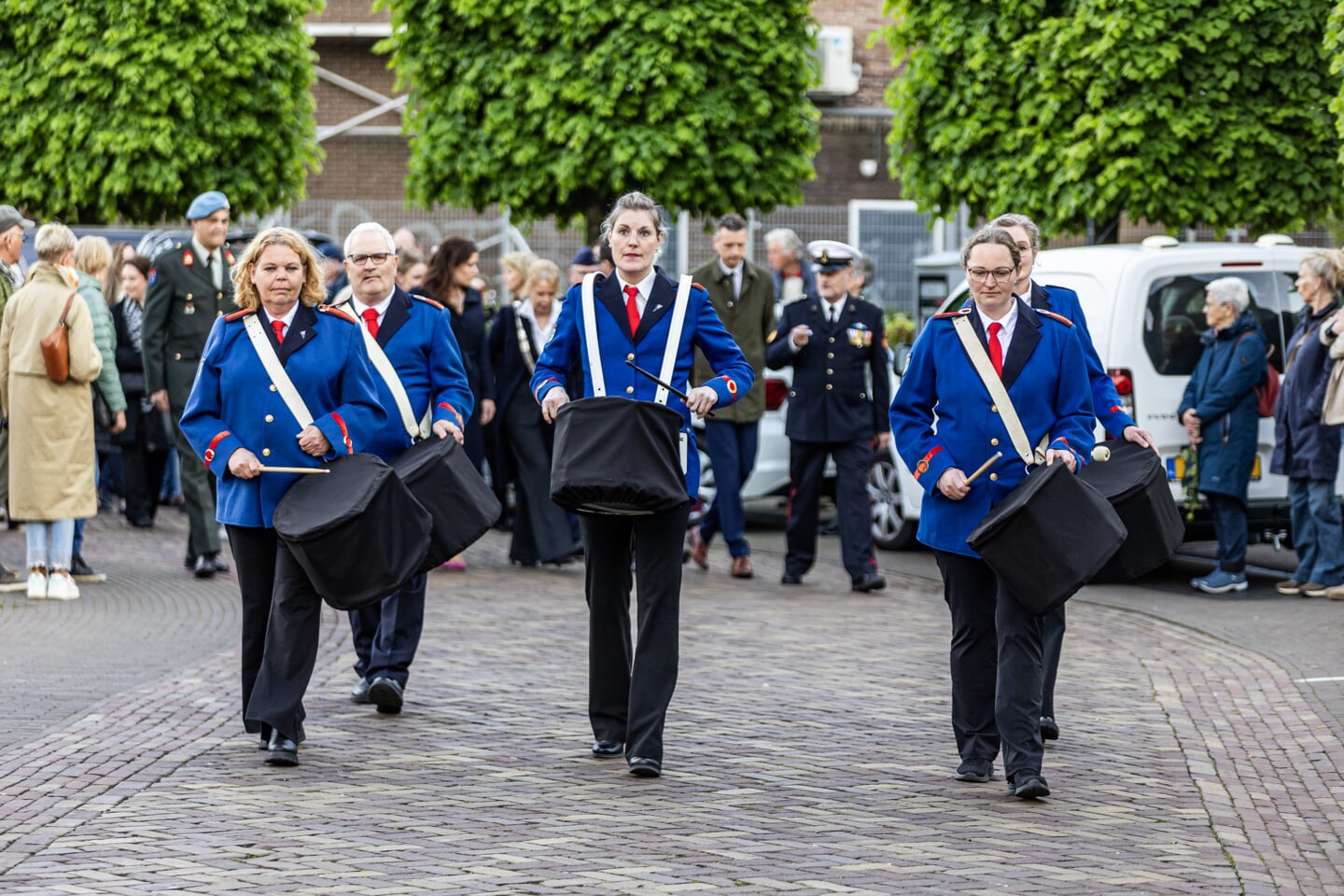 Stille tocht en herdenking bij monument Van Maasdijkstraat
