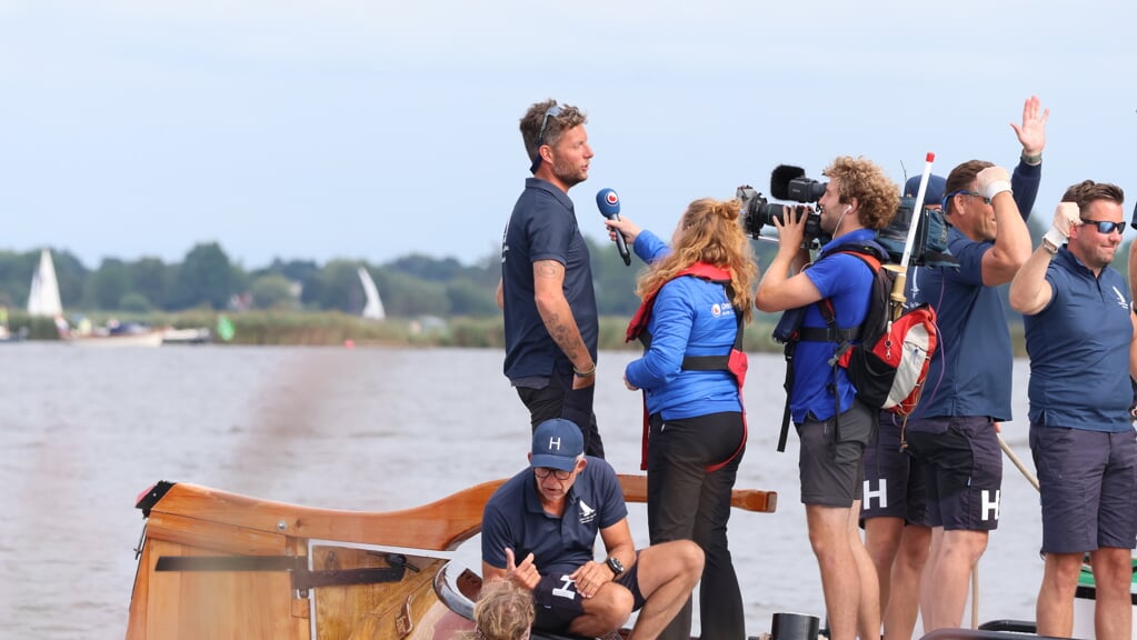 Sytze Pzn Brouwer wordt meteen na de finish geïnterviewd door Omrop Fryslân