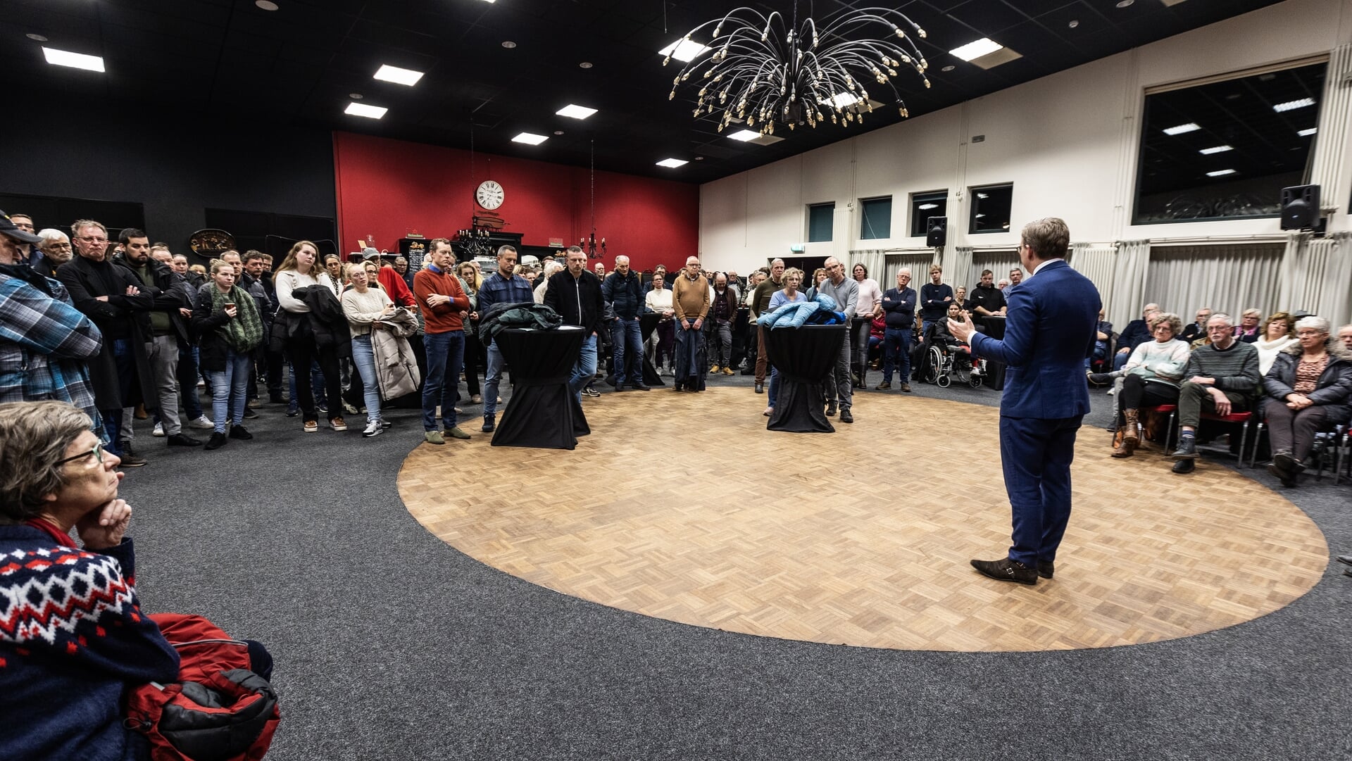 Burgemeester Bouwman van Opsterland praat een volle zaal Ureterpers bij.