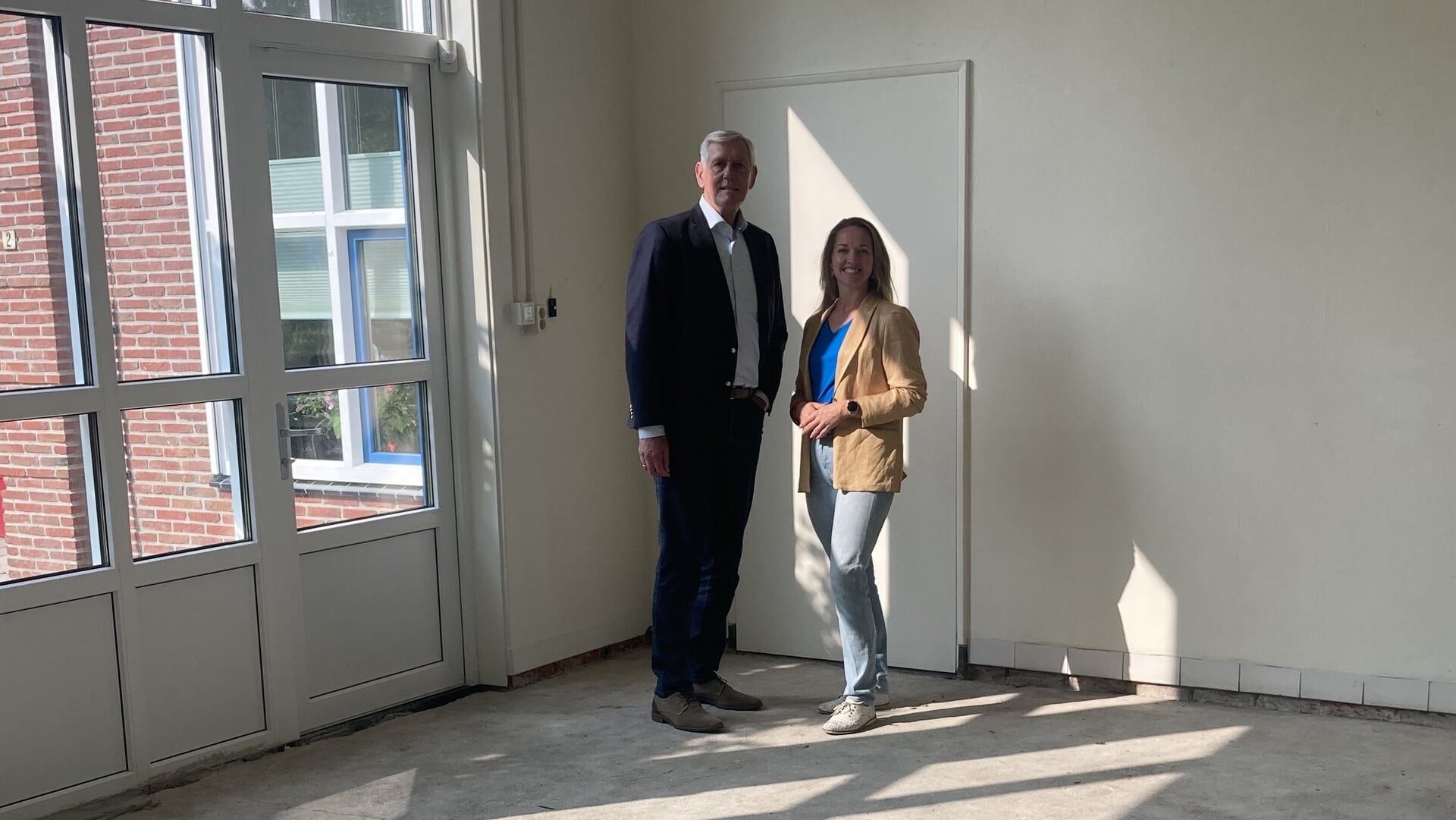 Hans Telgen en Wendy Livsey in de ruimte waar de nieuwe gastenkamers komen
