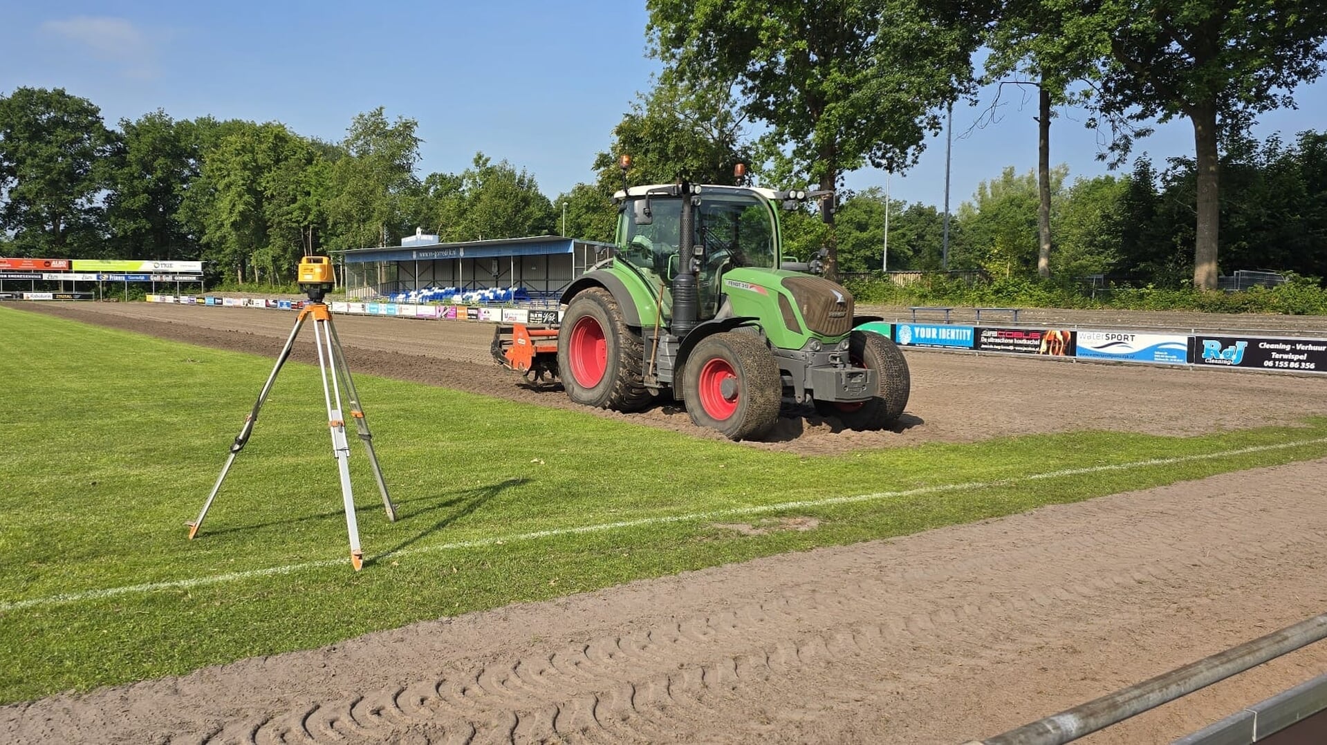 Deze week is een start gemaakt met de renovatie van het hoofdveld van v.v. Gorredijk.