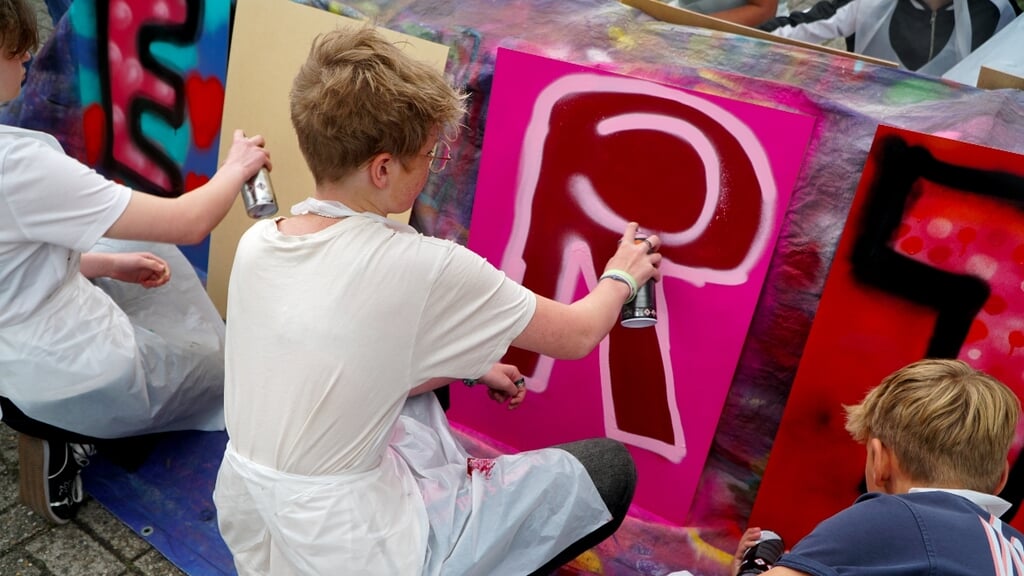 Er werd volop meegedaan aan de graffiti activiteit bij de Rinkelbom. 