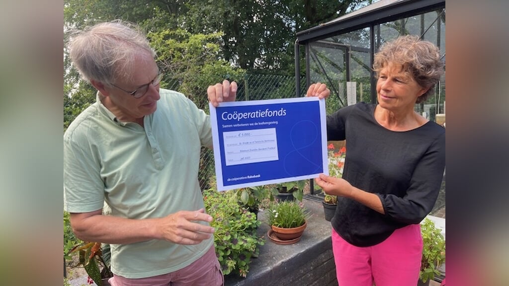 Uitreiking cheque Rabobank aan Tropische Kas Beetsterzwaag