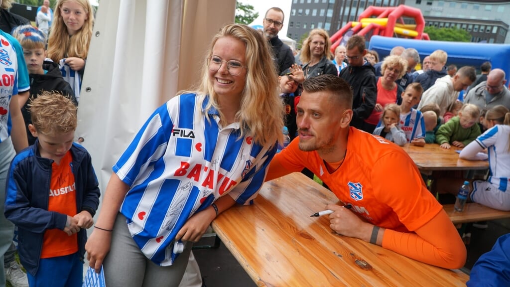 De fans stonden in de rij om een handtekening te scoren van Andries Noppert