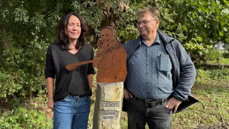 Weduwe Dale Langhout-Vansickle en broer Sjirk Langhout bij het standbeeld van Ernst Langhout