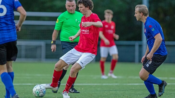 Daan de Boer heerst aan de bal. De middenvelder wil met RWF meedraaien in de top van de vierde klasse D.