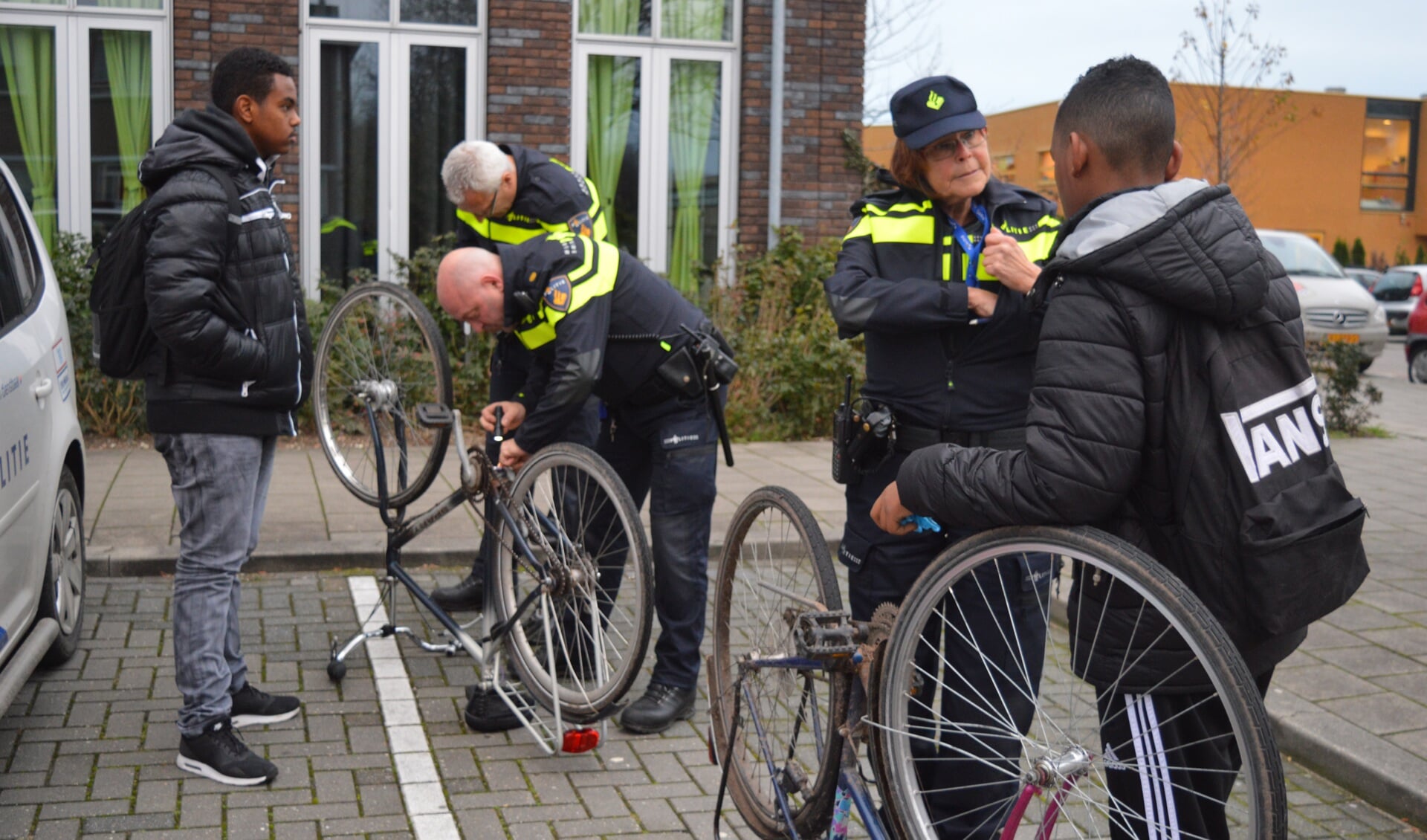 Maandagmorgen werden in Slikkerveer fietsen op de kop gezet voor het lezen van de framenummers