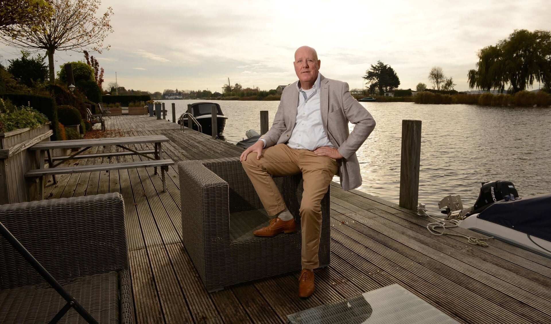 Jan Jansen, bij hem thuis aan de Waal in Rijsoord: 