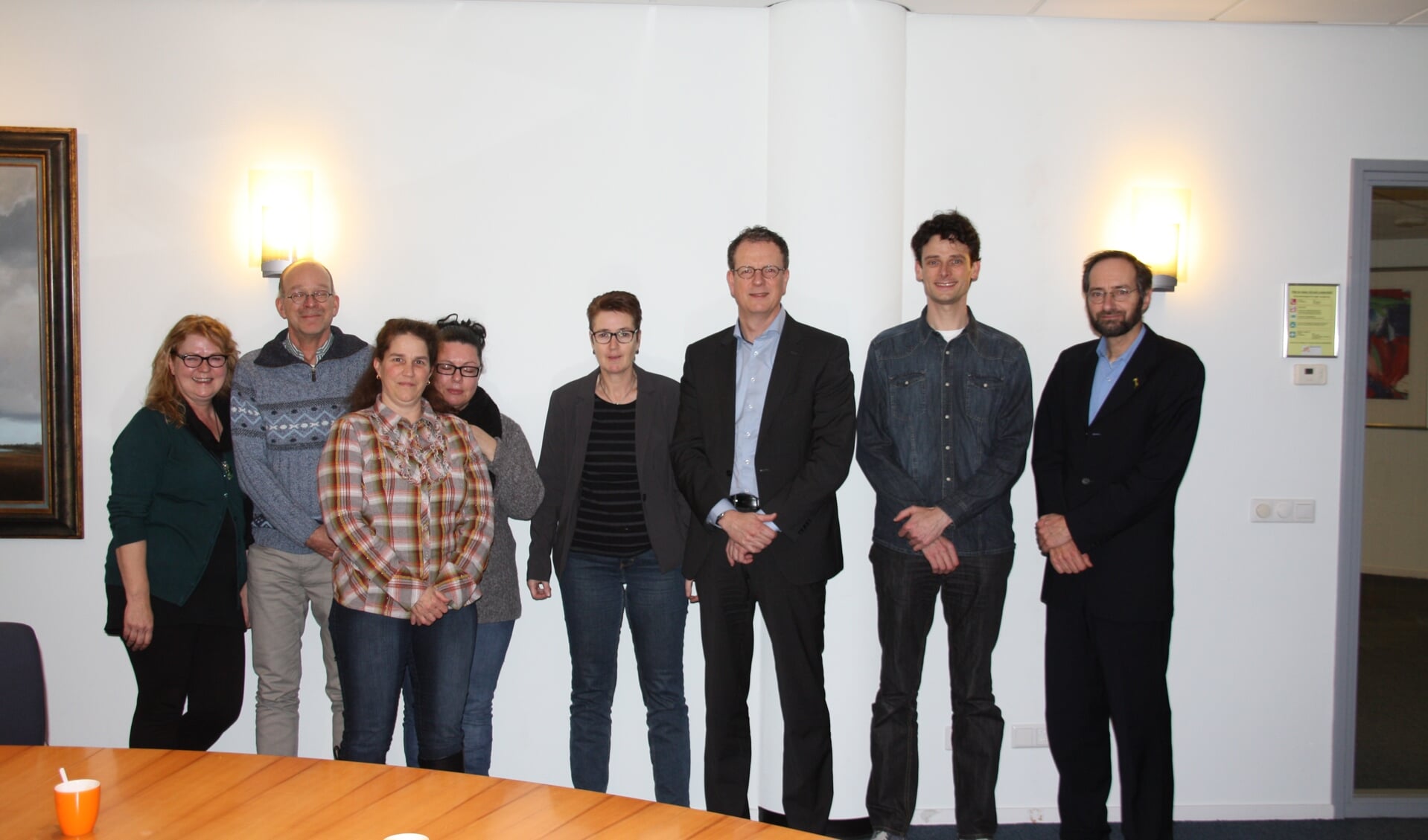 Leden van de klankbordgroep van de Rembrandtweg met Woonvisie-directeur Alfred van den Bosch