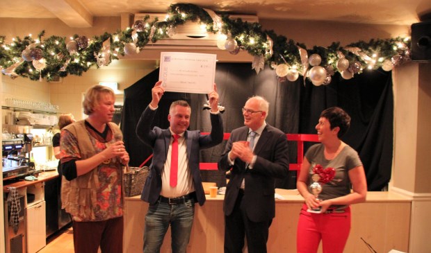 Viktor Steijger van Optimaal Talent met echtpaar Sander en Mariëlle Zuidgeest en burgemeester Jan van Belzen.  