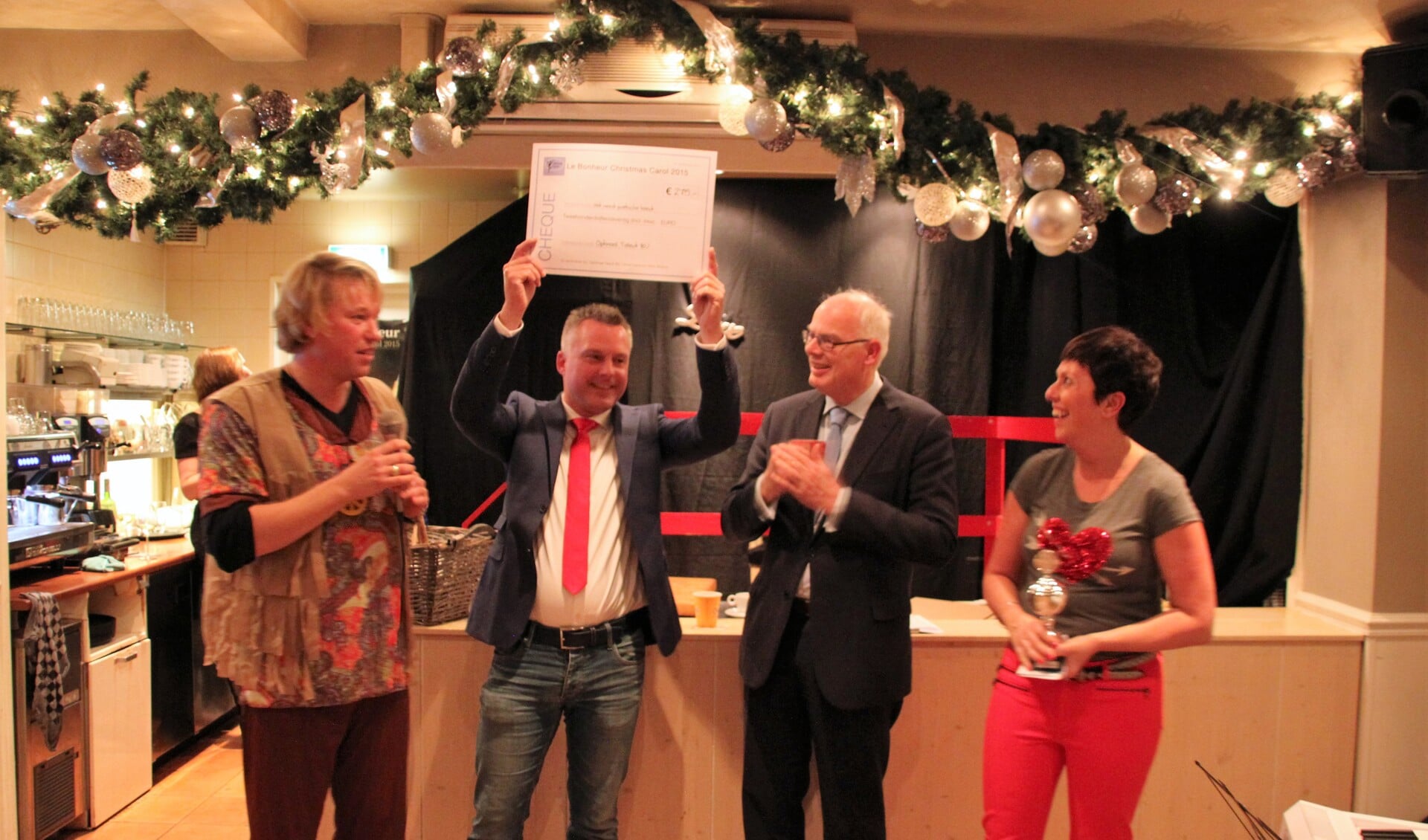 Viktor Steijger van Optimaal Talent met echtpaar Sander en Mariëlle Zuidgeest en burgemeester Jan van Belzen. 