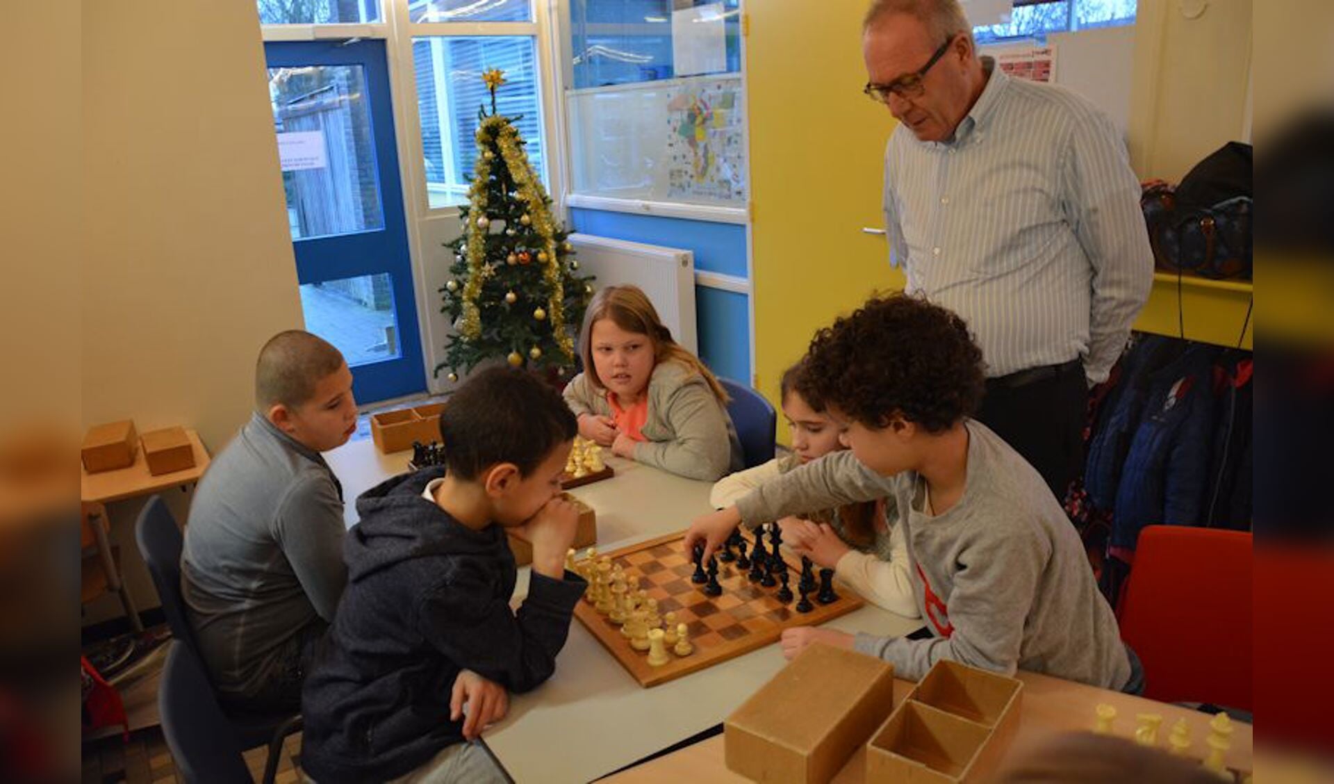 Meester Jan Broersen maakt kinderen enthousiast voor schaken