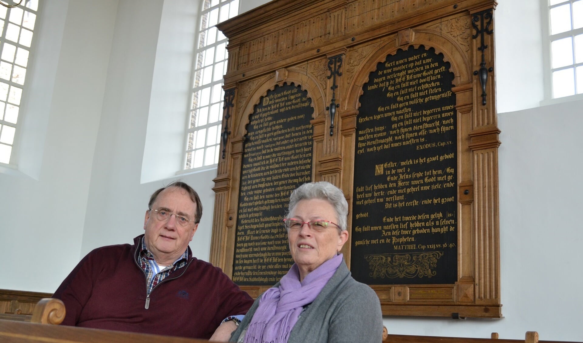 Kerkrentmeesters Simon Hoek en Tineke van der Meer bij het Tiengebodenbord. (foto: Arco van der Lee)