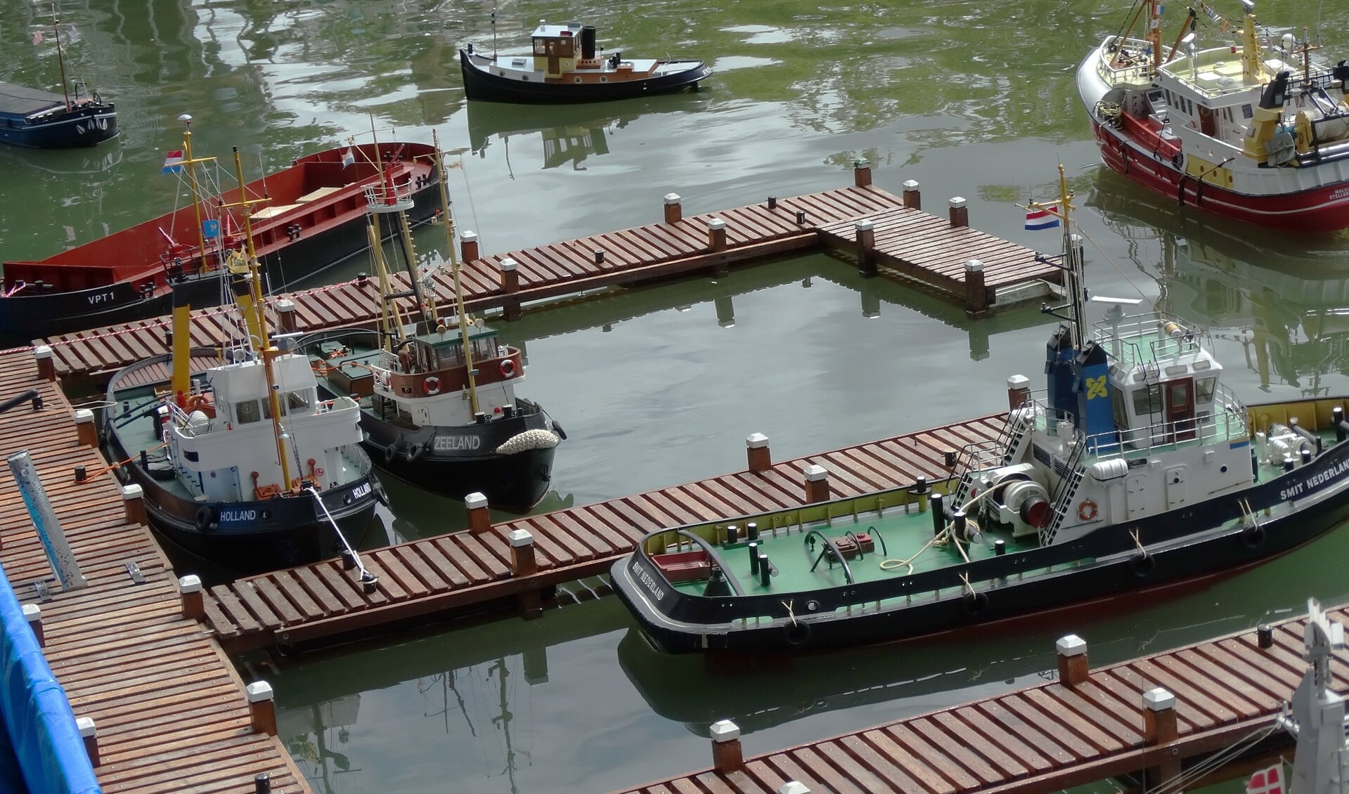 Een haven in het klein met modellen van Scheeps-Modelbouw Vereniging Ridderkerk