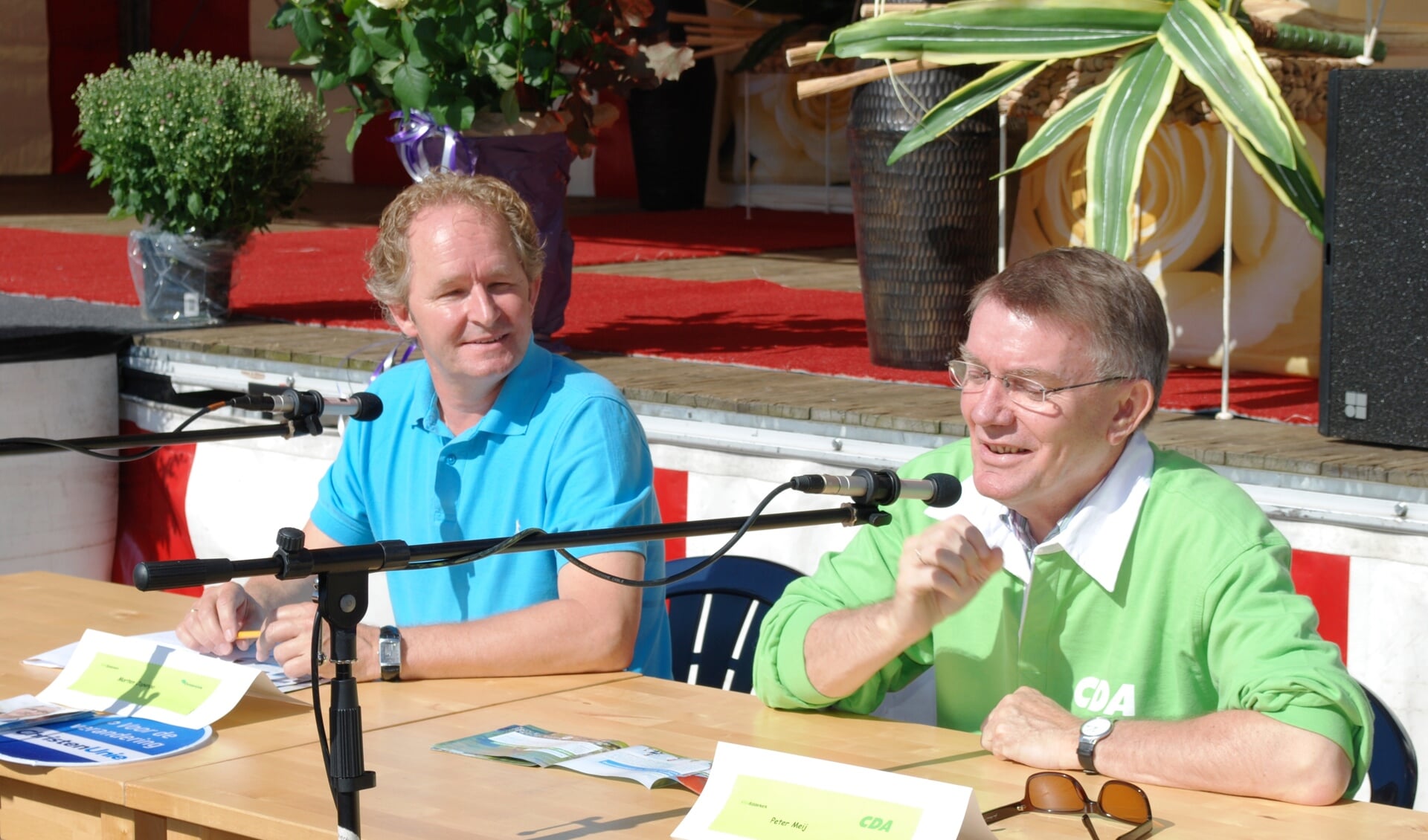 Peter Meij (rechts) tijdens een debat voor Radio Ridderkerk
