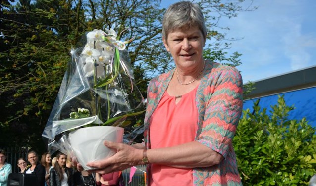 Ineke Smit werd bij haar afscheid flink in de bloemetjes gezet 