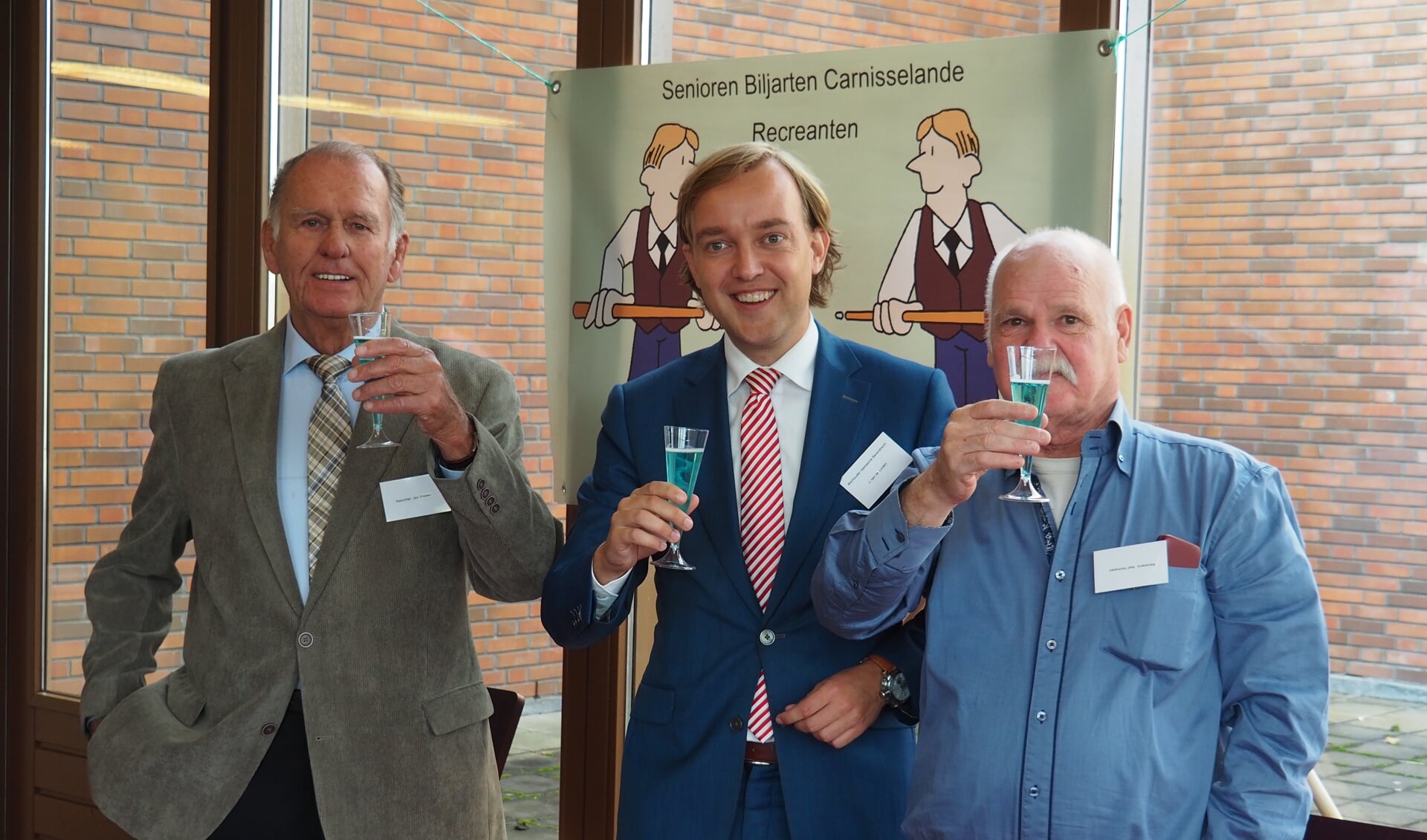 V.l.n.r. voorzitter Jan Drewes, wethouder van der Linden en Aad Vermasen.