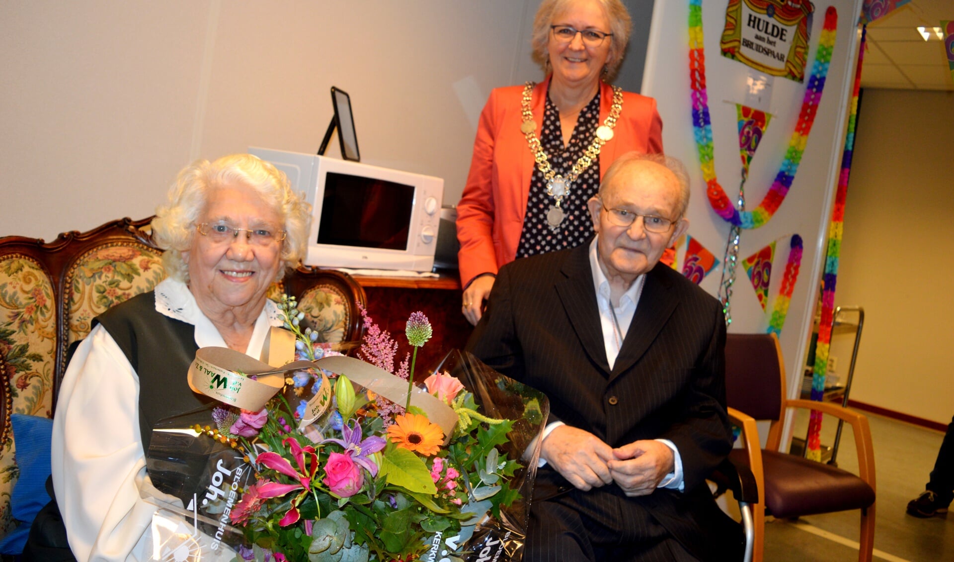 Felicitaties van de burgemeester voor het echtpaar Alderliesten-Buitendijk