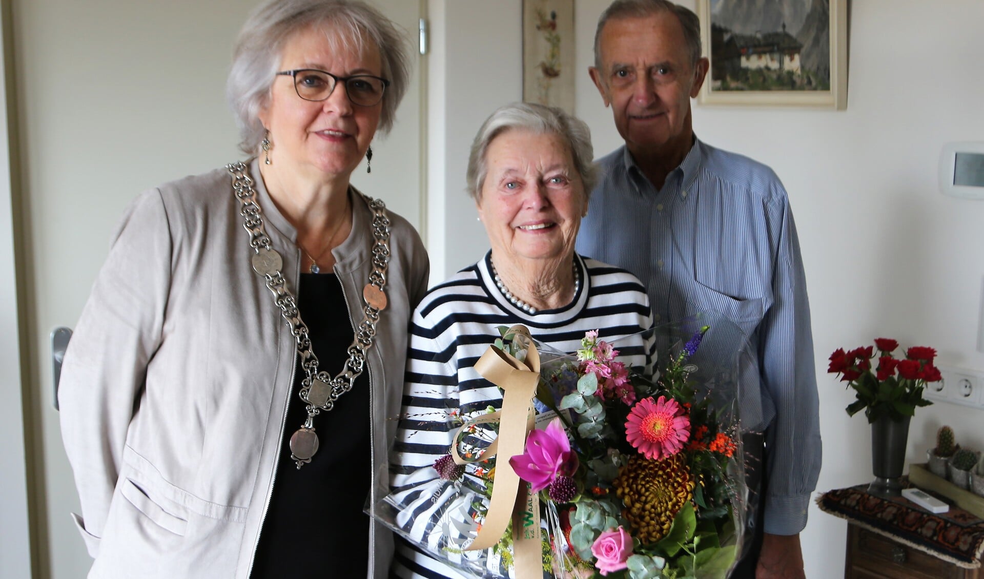 Burgemeester Attema zette het echtpaar Kemink in de bloemen