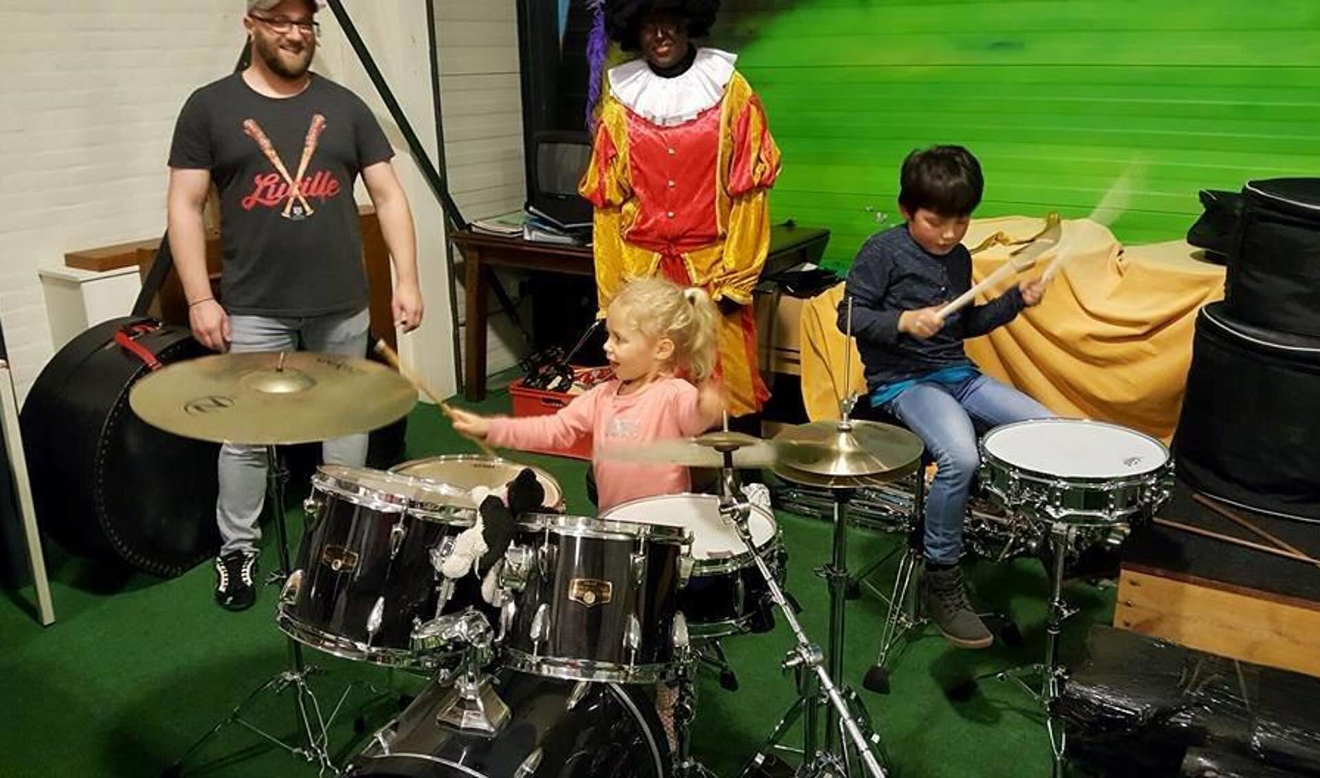 Er werd door de kleintjes druk geoefend op het drumstel.