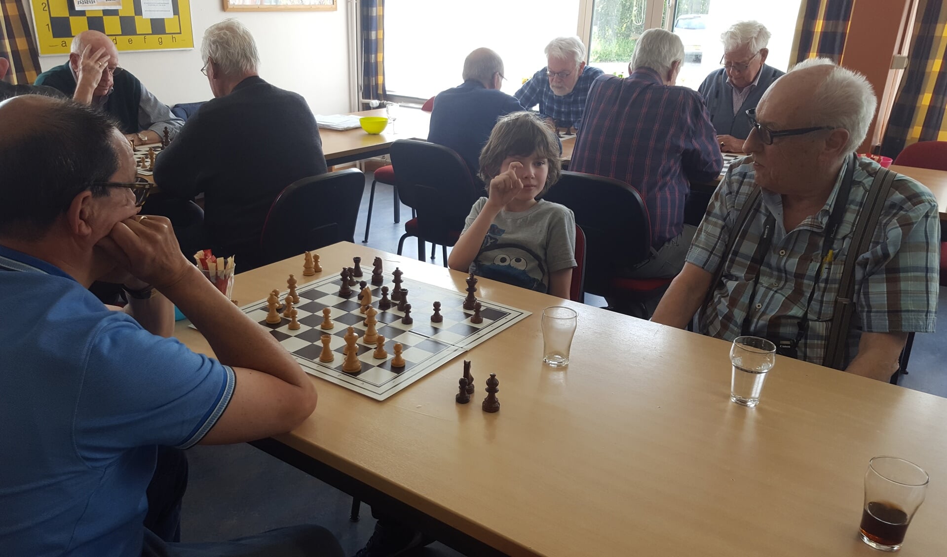 Oprichter Dick Vermeer (rechts) wil jongeren leren schaken.