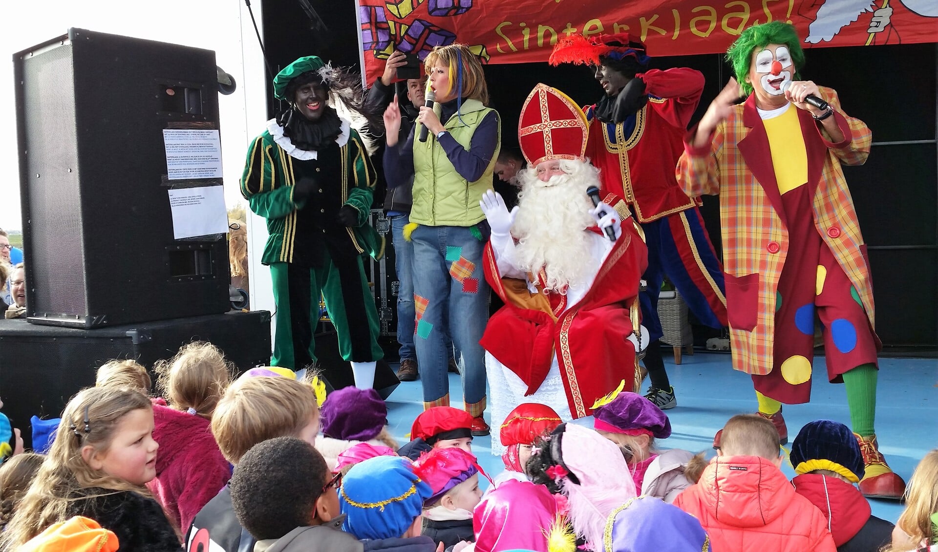 Clown Jopie en tante Angelique zijn er ook weer bij dit jaar. Archieffoto: de Schakel.