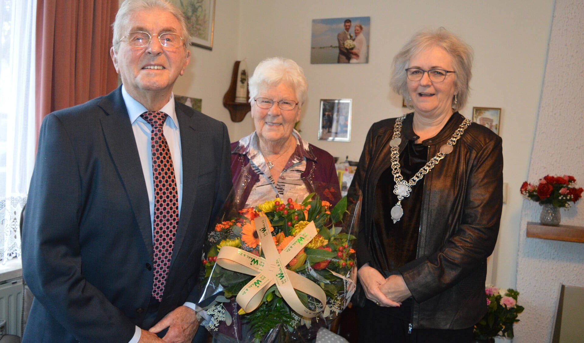 Burgemeester Attema zette het briljanten echtpaar Meijer in de bloemen