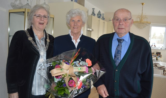Burgemeester Attema was vorige week op felicitatiebezoek bij het 65-jarige bruidspaar Van Die