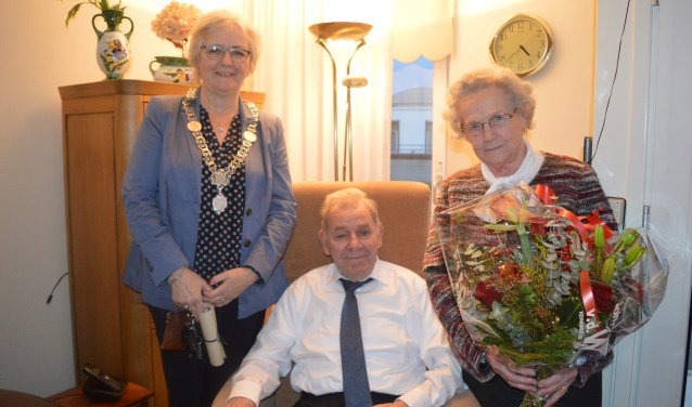 Bloemen voor het diamanten echtpaar Van den Hoek