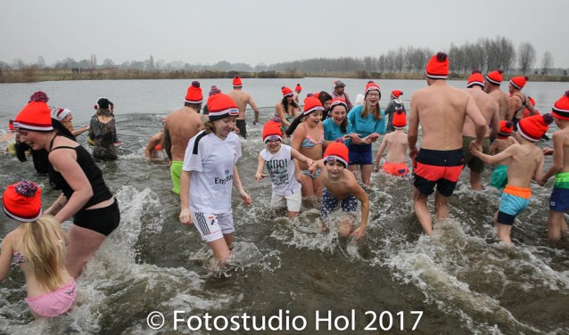 Voor de vijfde keer kan men op 1 januari te water in Ambacht (fotostudio Hol)