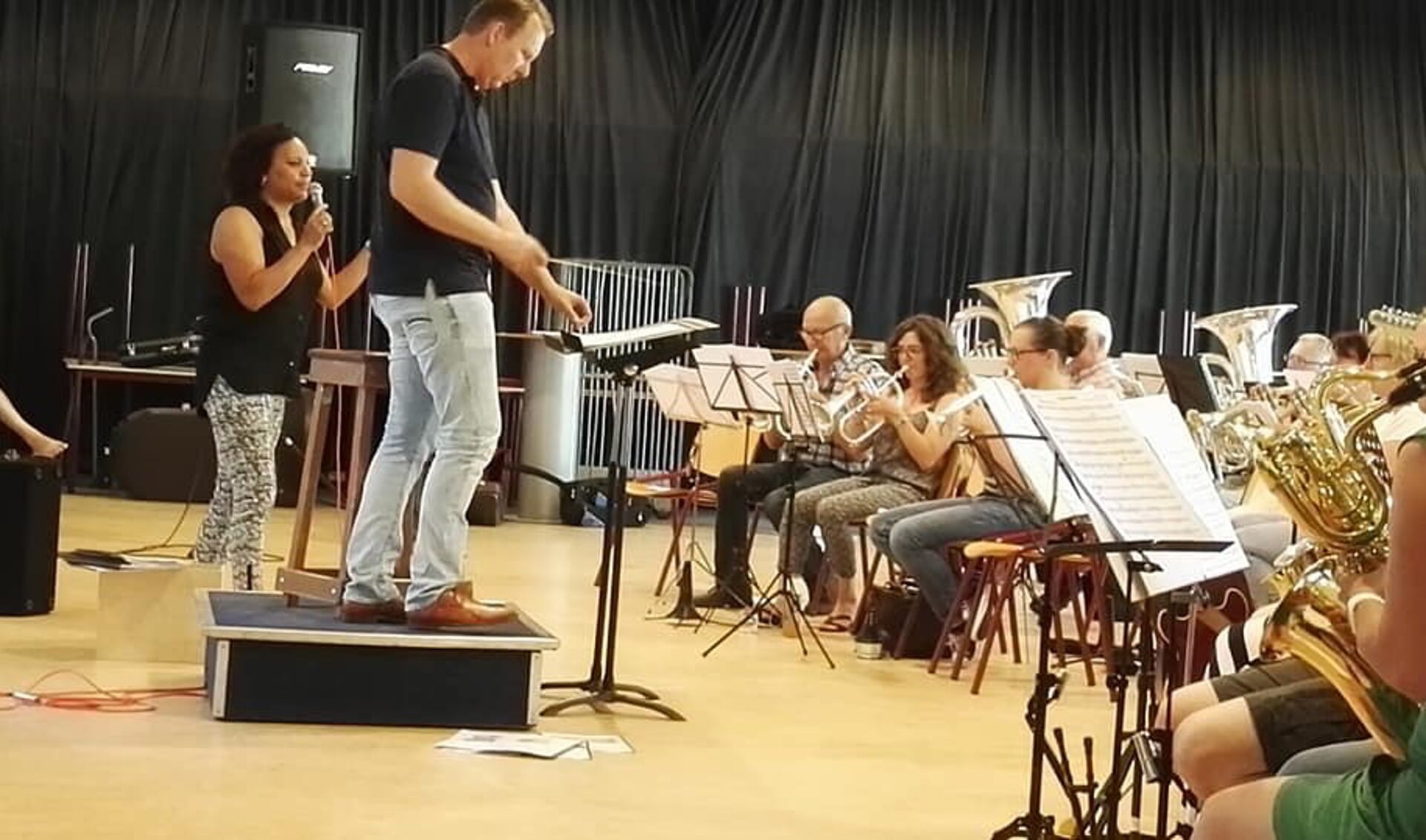 Erica Yong maakte indruk bij de repetitie met Harmonie Slikkerveer