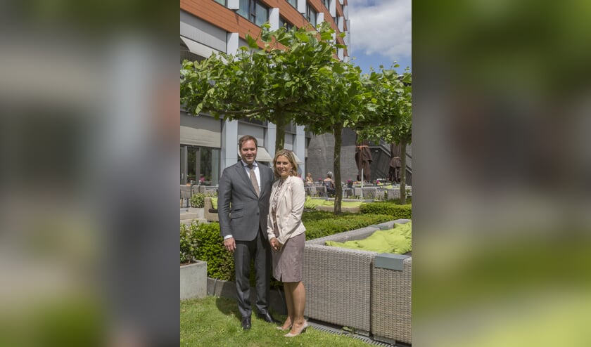 Freek en Krystle van der Valk voor hun hotel.