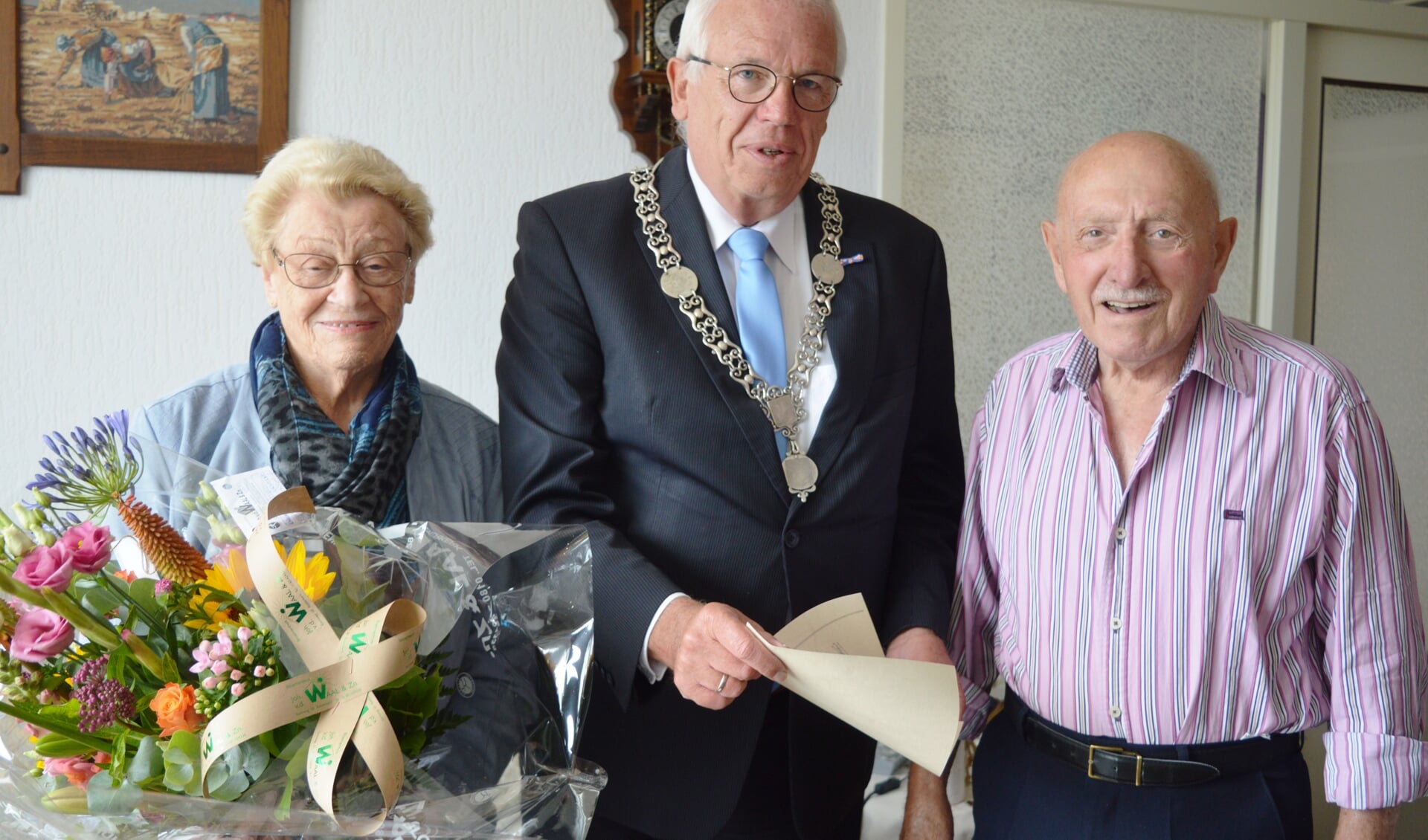 Locoburgemeester kwam naar het echtpaar Batenburg met bloemen en de huwelijksakte van 65 jaar geleden
