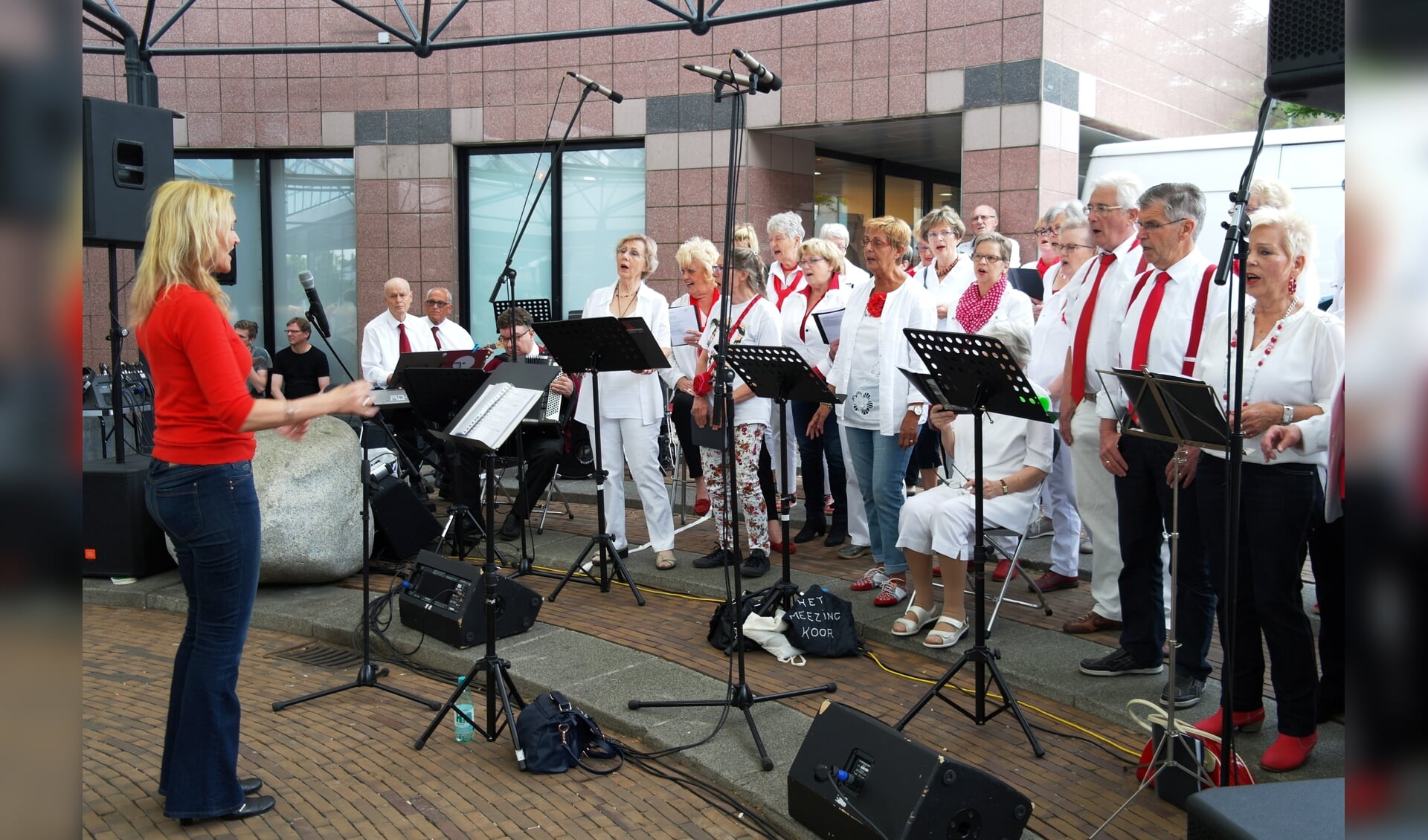 Het Meezingkoor van Harmonievereniging Barendrecht zingt op 28 juli weer in het centrum van Ridderkerk