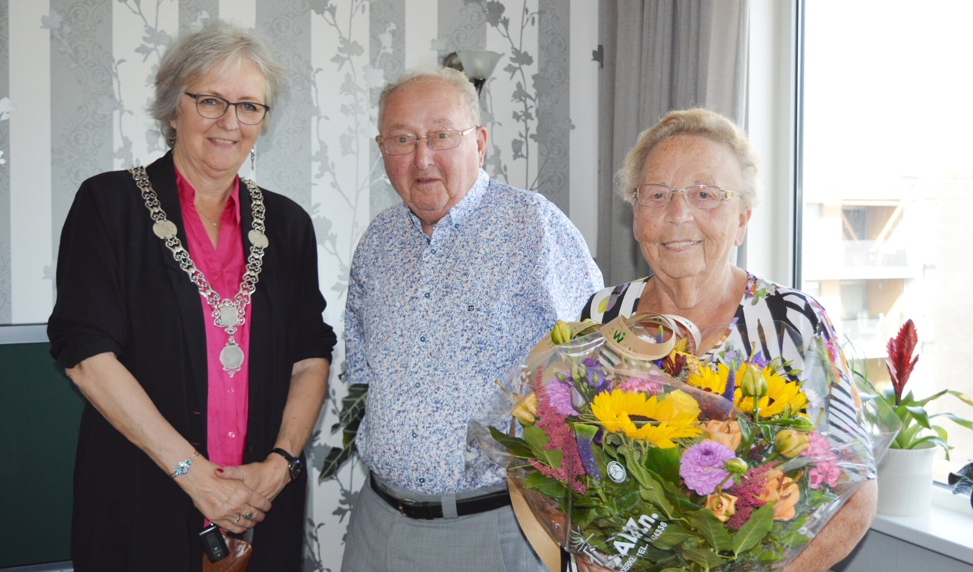 Felicitaties van de burgemeester voor het echtpaar Den Boer