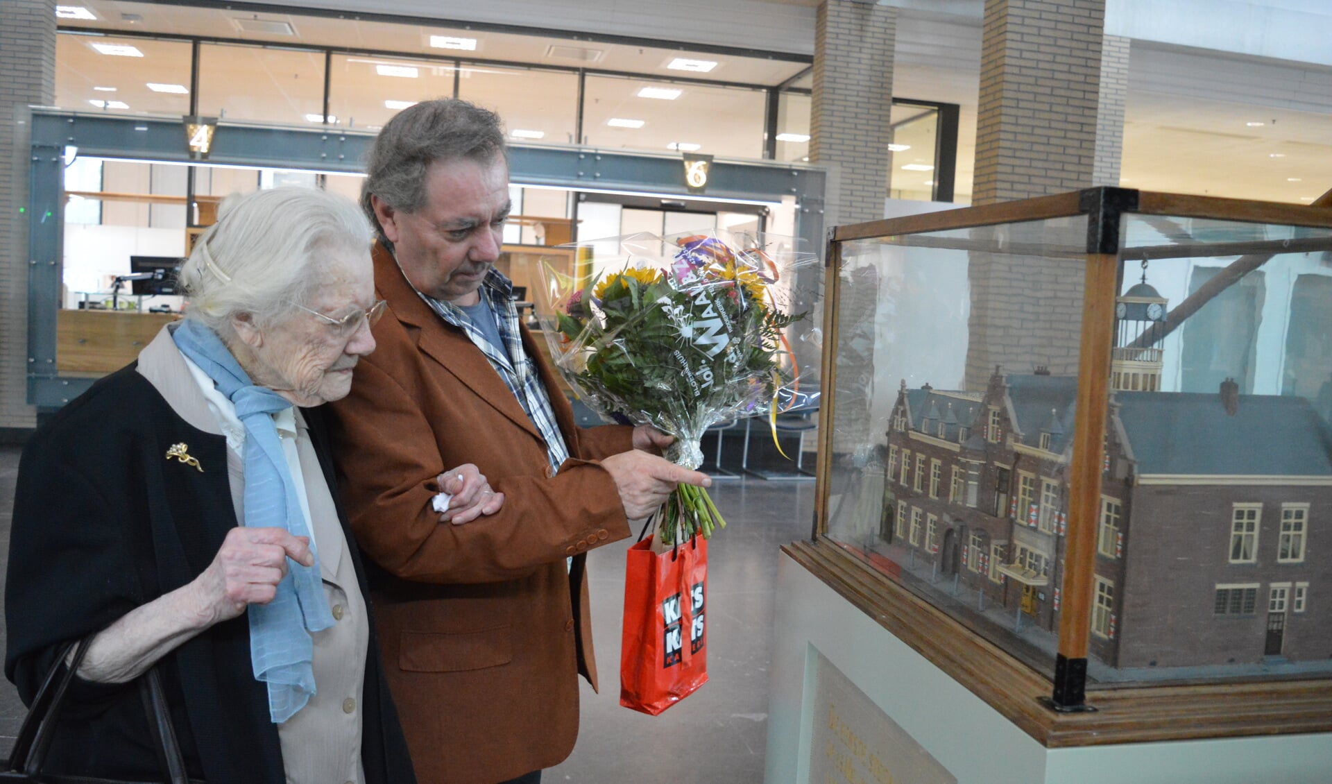 Op bezoek in het gemeentehuis bekeek mevrouw Westbroek met haar zoon ook het oude gemeentehuis
