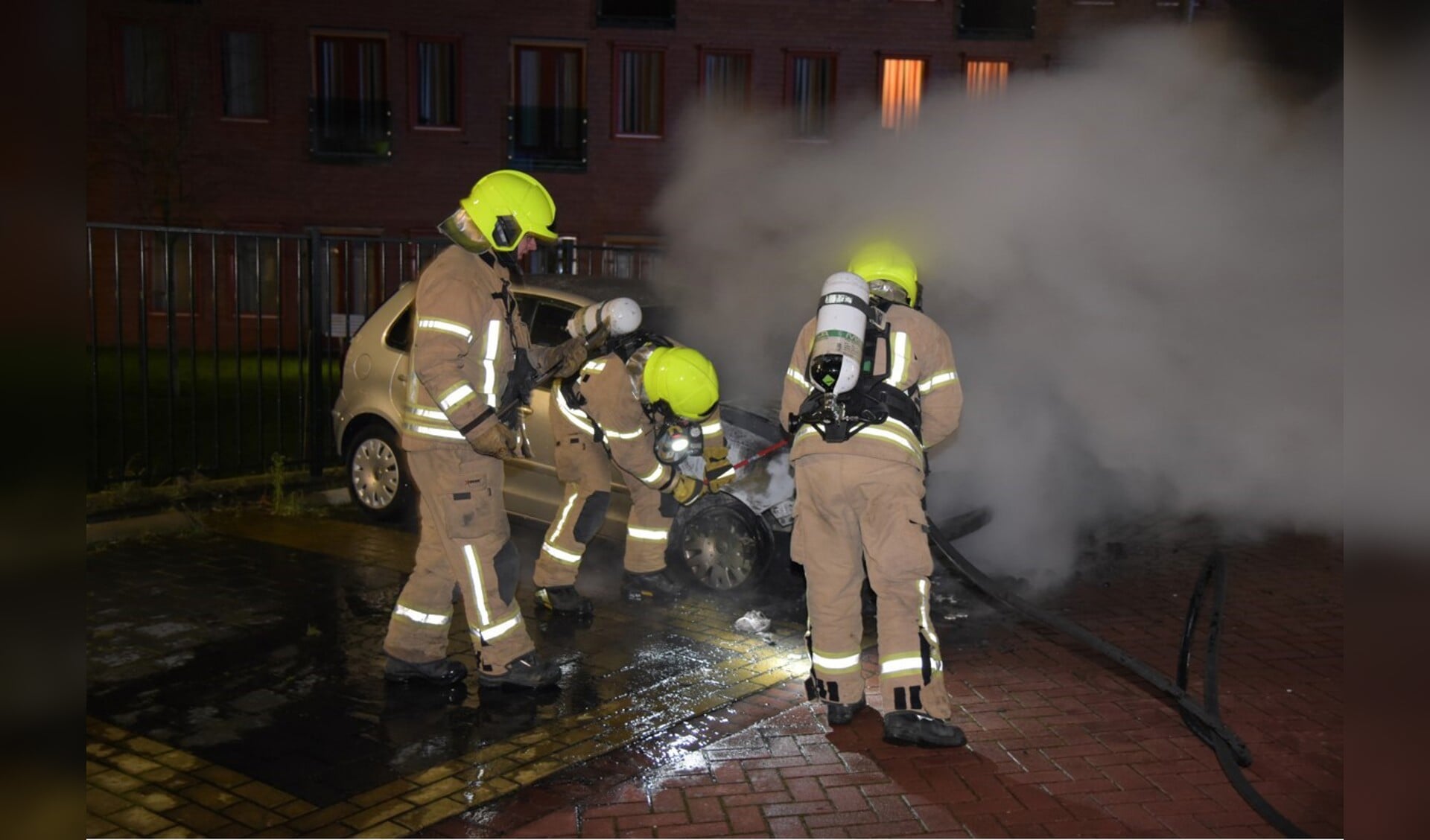 De auto brandde compleet uit. Foto: 112-rijnmond.nl.