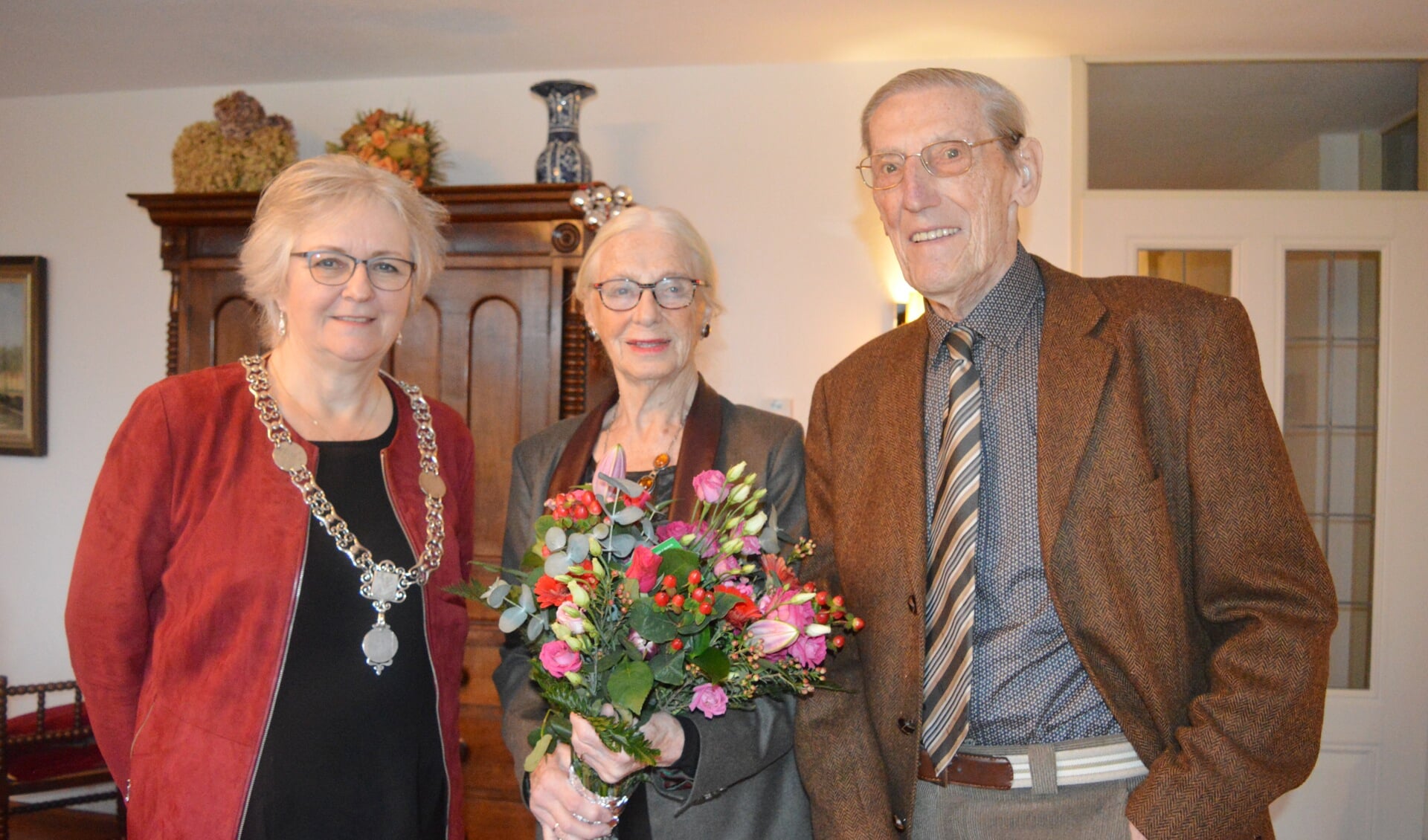 Felicitaties van burgemeester Anny Attema voor het diamanten echtpaar Klapper-Vrinten