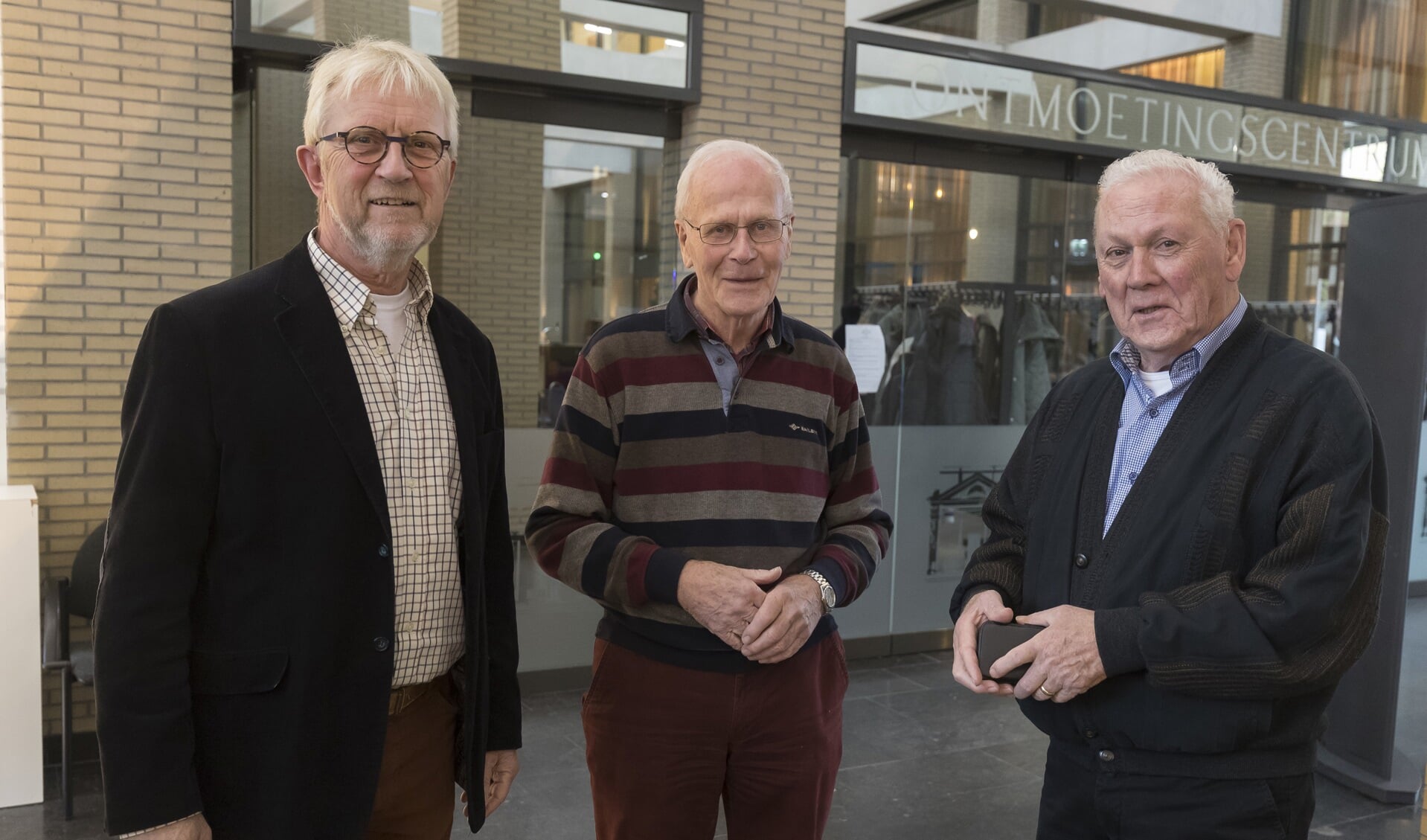 Jan van Hulsteijn met Arie Bos en Mike Duijvesteijn van Wereldwerk Ridderkerk