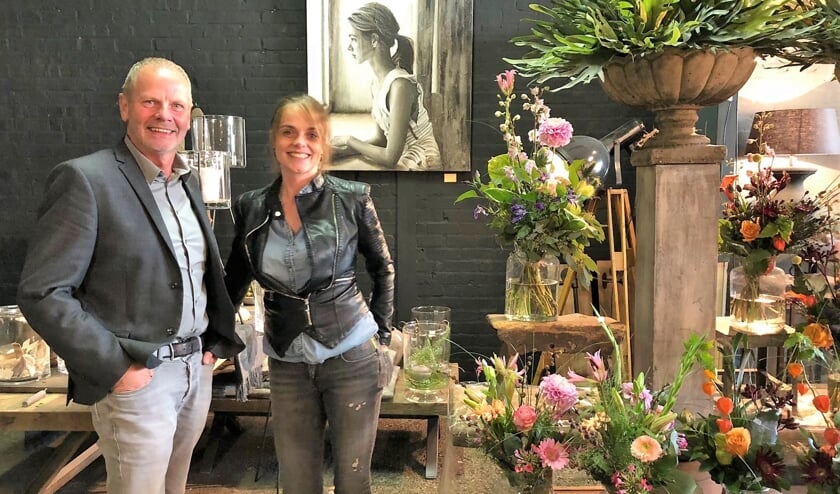 Jaap en Suze in de winkel, voor een van de werken die zaterdag te zien is.