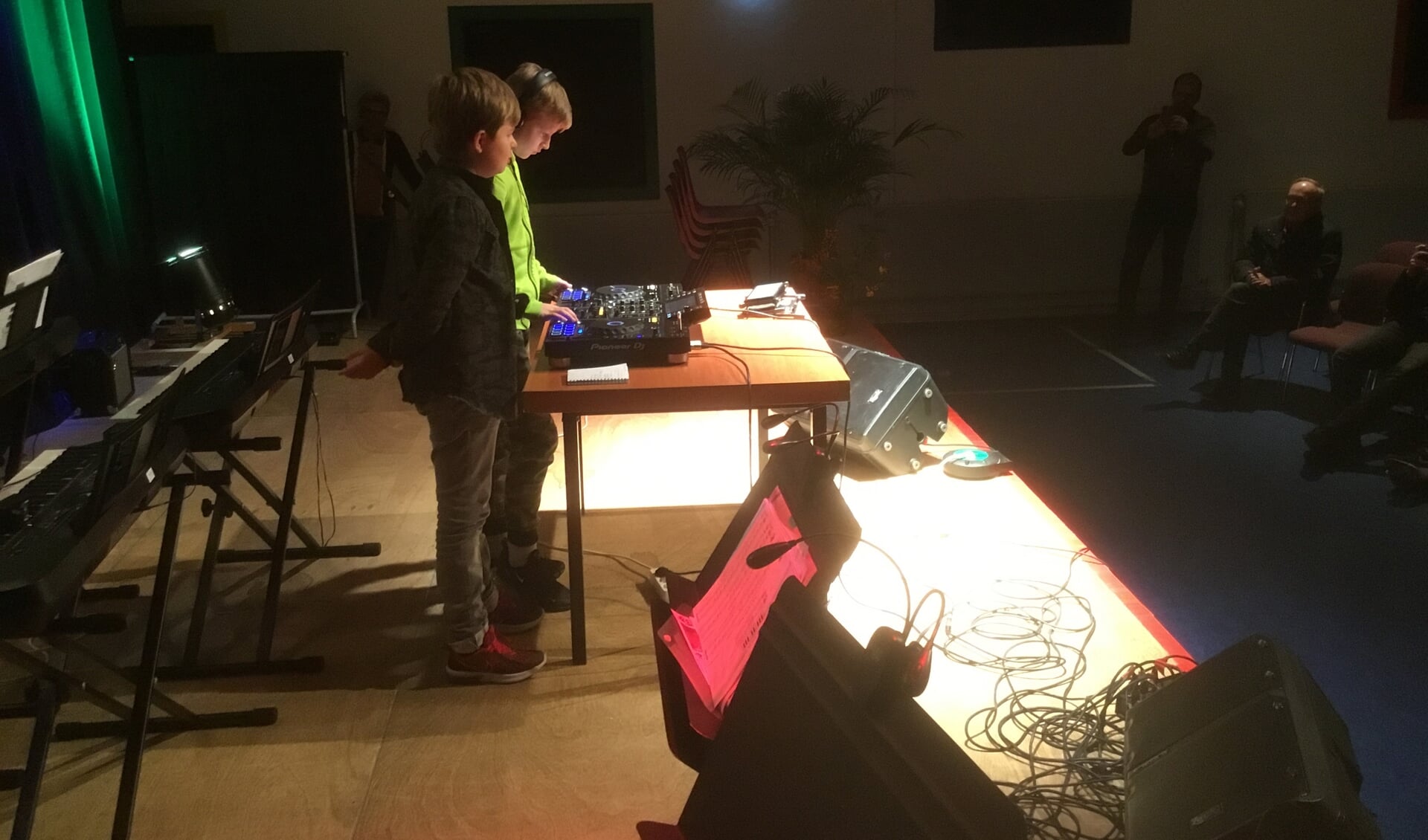Voor het eerst stonden twee jonge DJ’s op het podium. Foto: Wim Soeters.