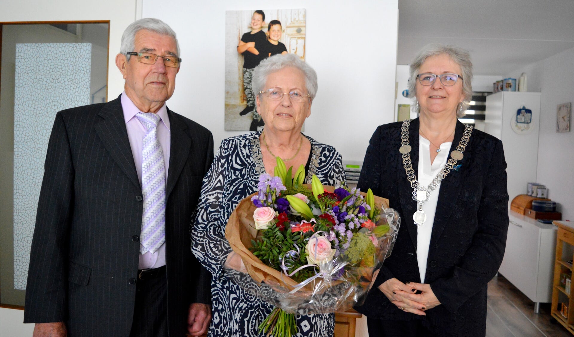 Burgemeester Attema zette het echtpaar Kranendonk in de bloemen