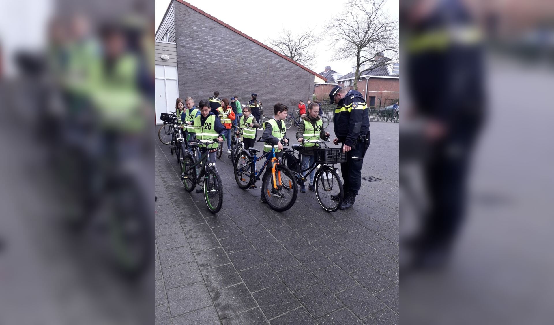 De politie controleerde eerst de fietsen.