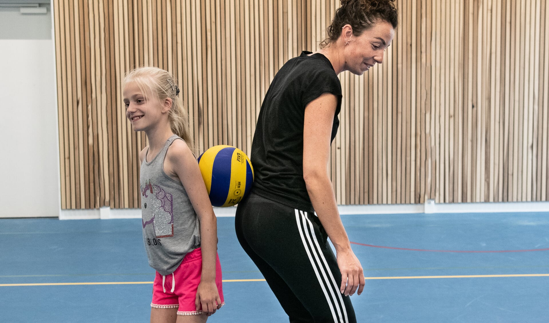 Dena (10) doet samen met trainster Laura een oefening in samenwerken.