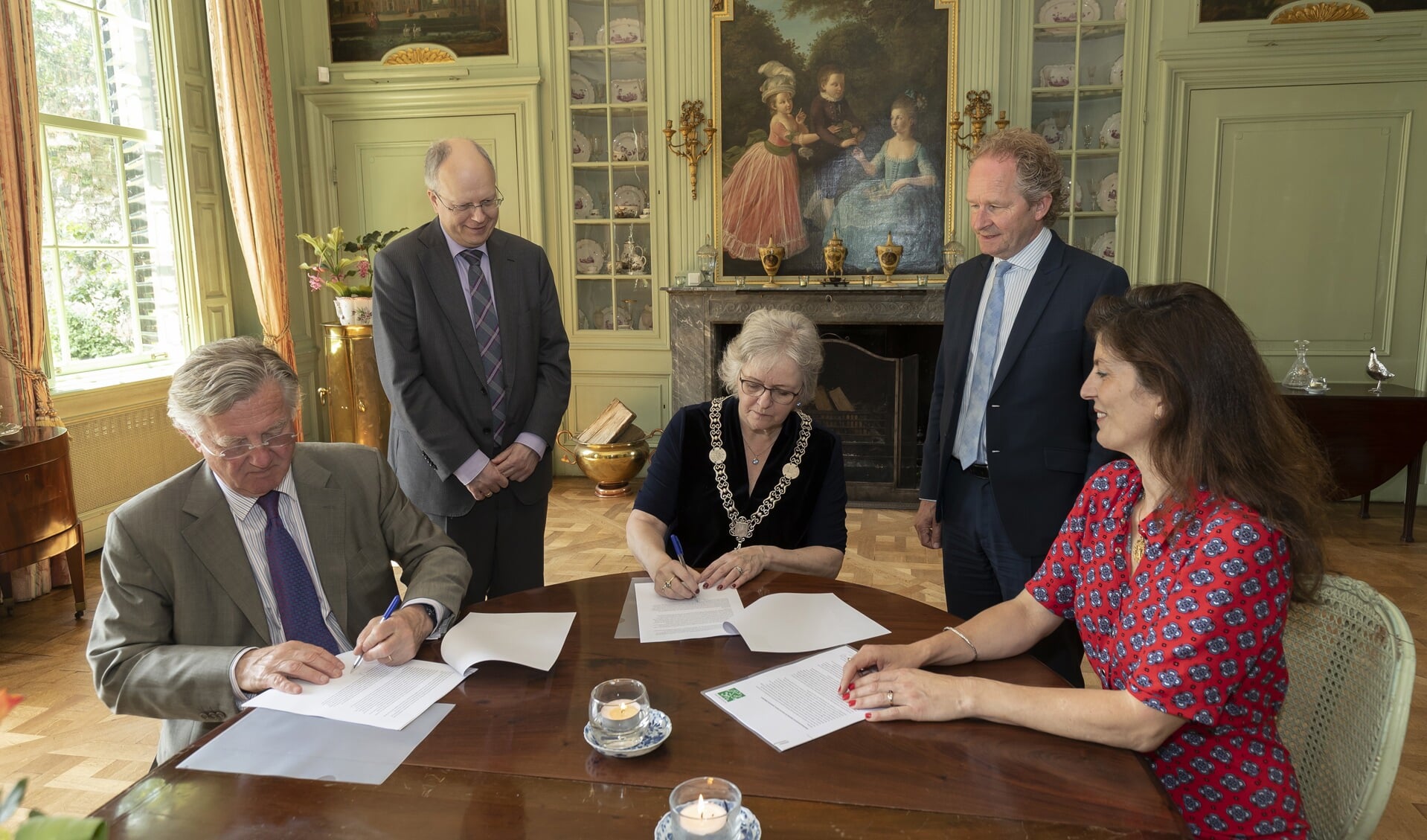 De ondertekening van de overeenkomst op Het Huys ten Donck