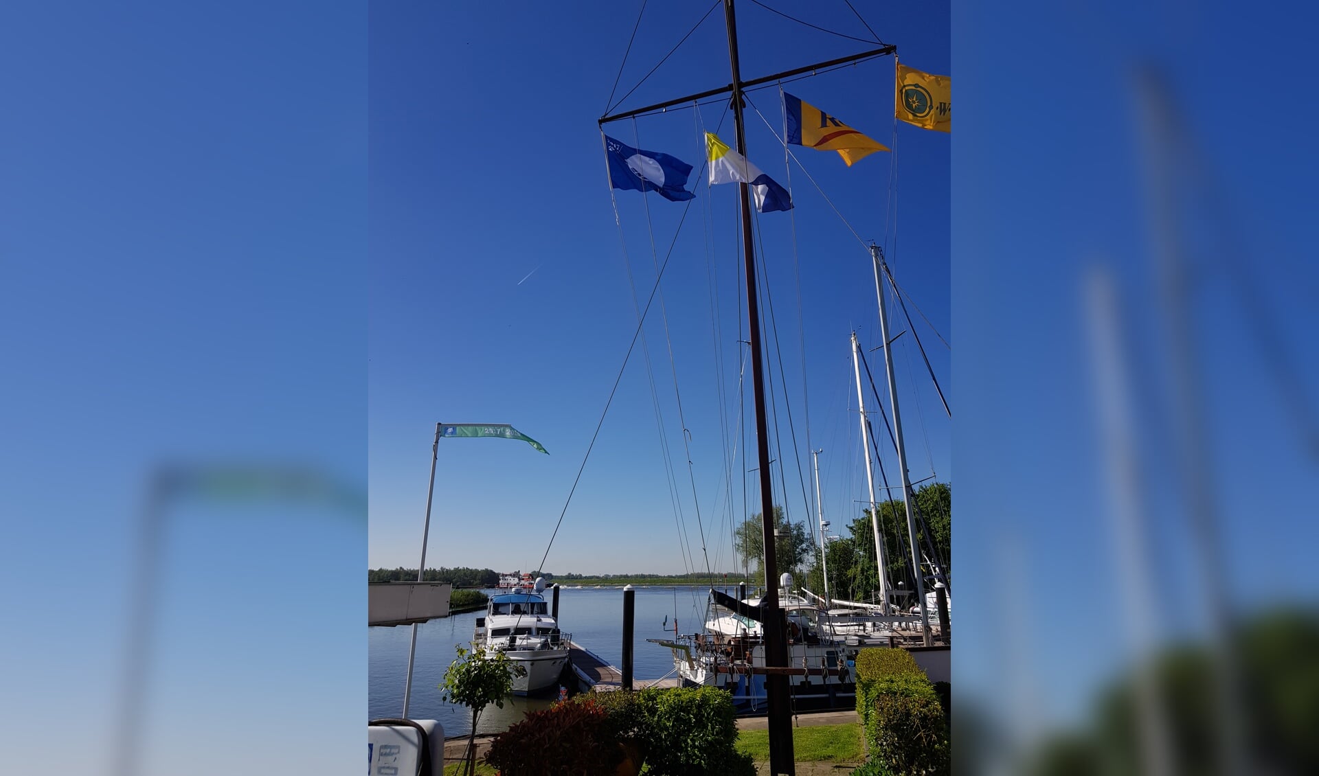 In Rhoon prijkt de Blauwe Vlag weer in de haven.