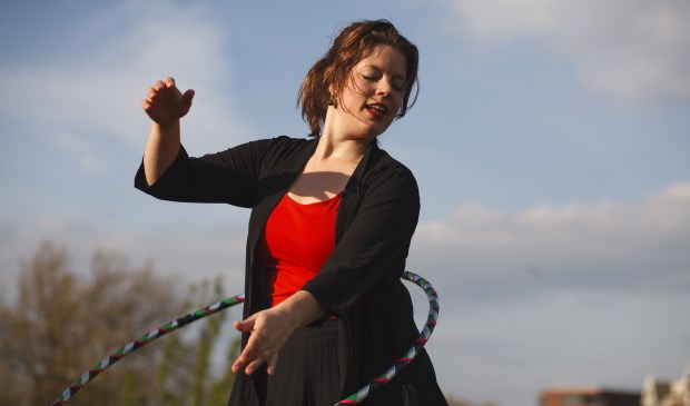 Juliette Barzilaij aan het werk met de hoepel. Foto: Juliette Barzilaij.