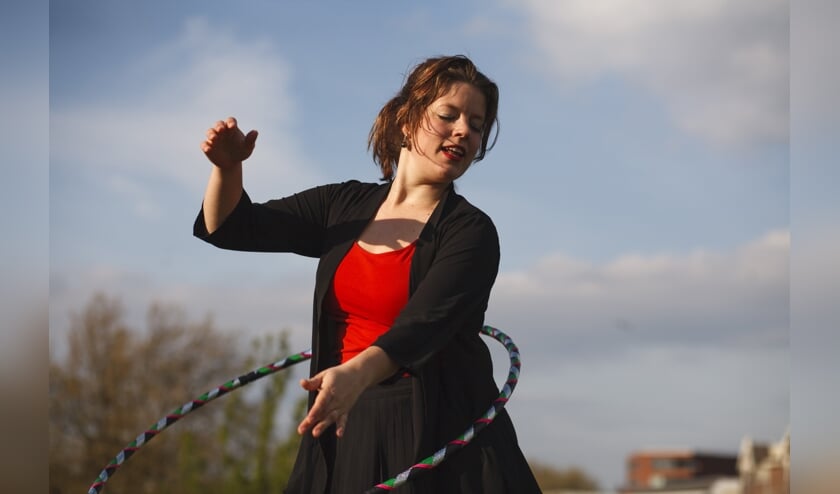 Juliette Barzilaij aan het werk met de hoepel. Foto: Juliette Barzilaij.