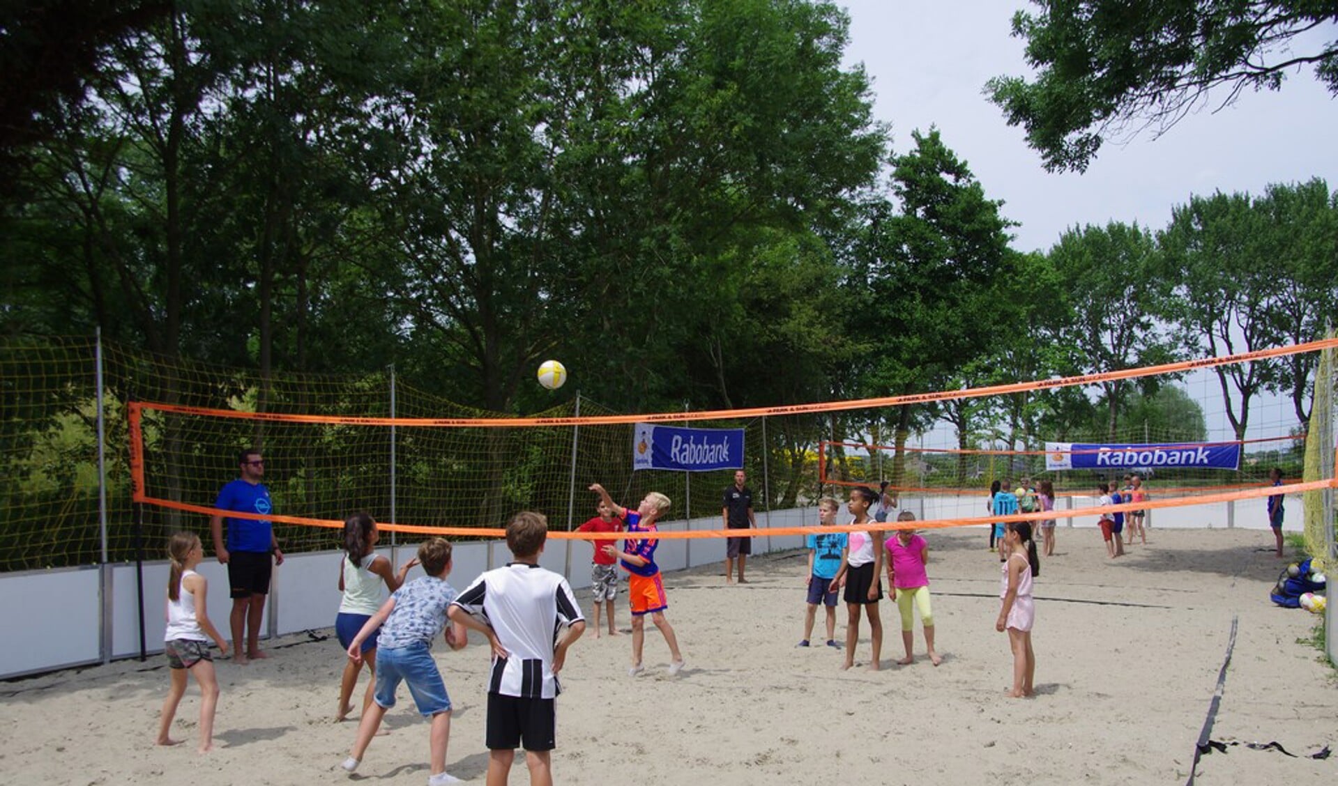 Jongeren komen weer volleyballen op het zand. Archieffoto: John Edison.