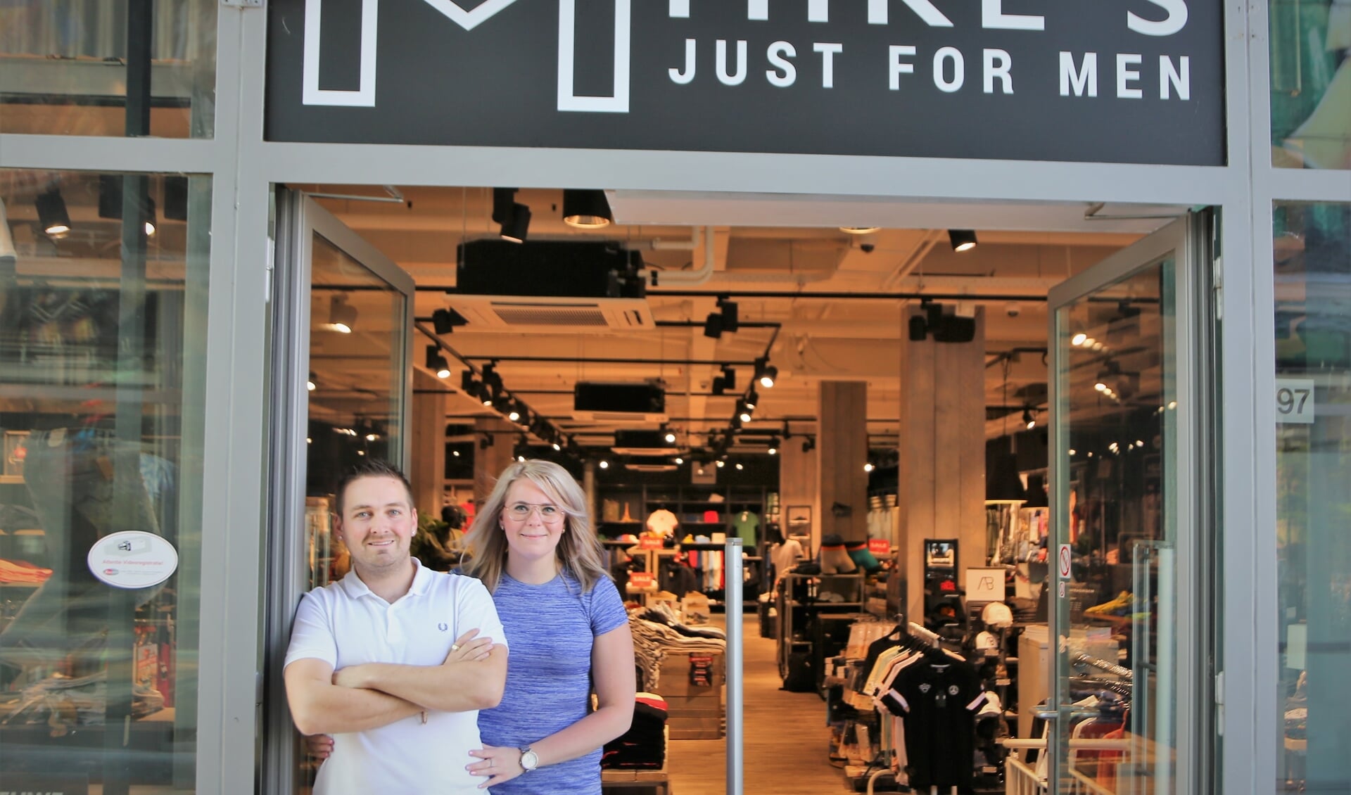 Mike en Marlie openden in mei hun winkel in Carnisse Veste. Er hangen 35 merken in de zaak.